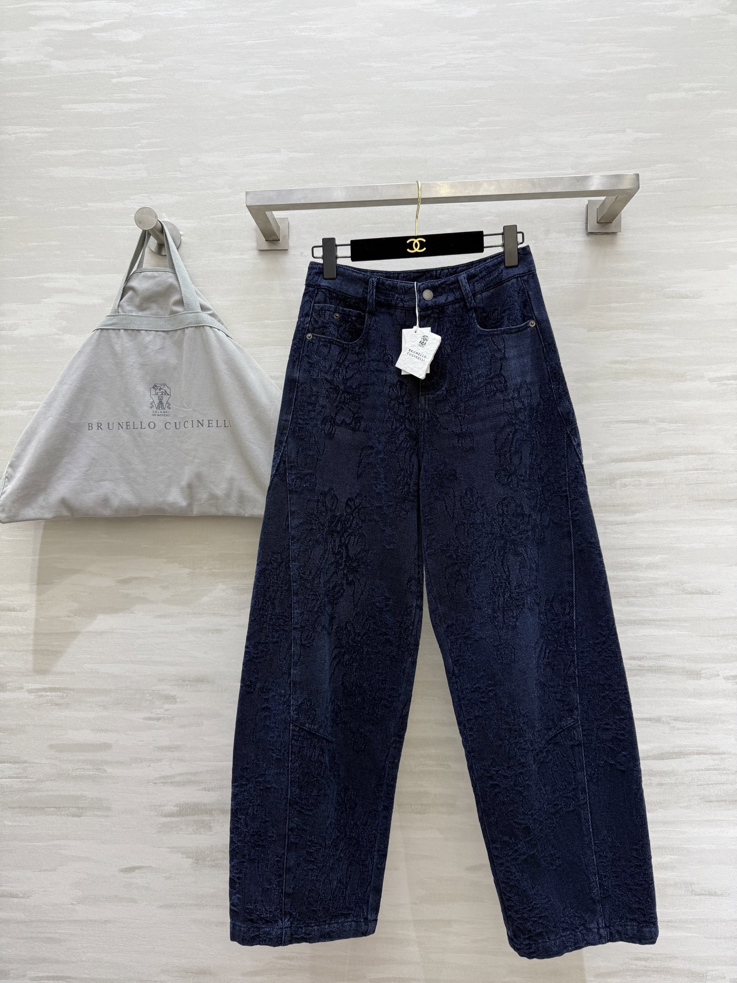 NO:588721,#Brunello Cucinell's new autumn and winter heavy-duty jacquard scimitar-style jeans are a super popular single style and the pants shape is invincible!  High-quality customization, available in stock first size S/M/L/XL/XXL (M size waist 70, pants length 102, brunello cucinelli, jeans, alexander wang19860909#Brunello Cucinell秋冬新款 重工提花弯刀式牛仔裤 超级无敌爆单款 裤型无敌正！高品质定制 现货首发sizeS/M/L/XL/XXL（M码腰围70,裤长102,,brunello cucinelli,jeans,alexander wang,Women's clothing