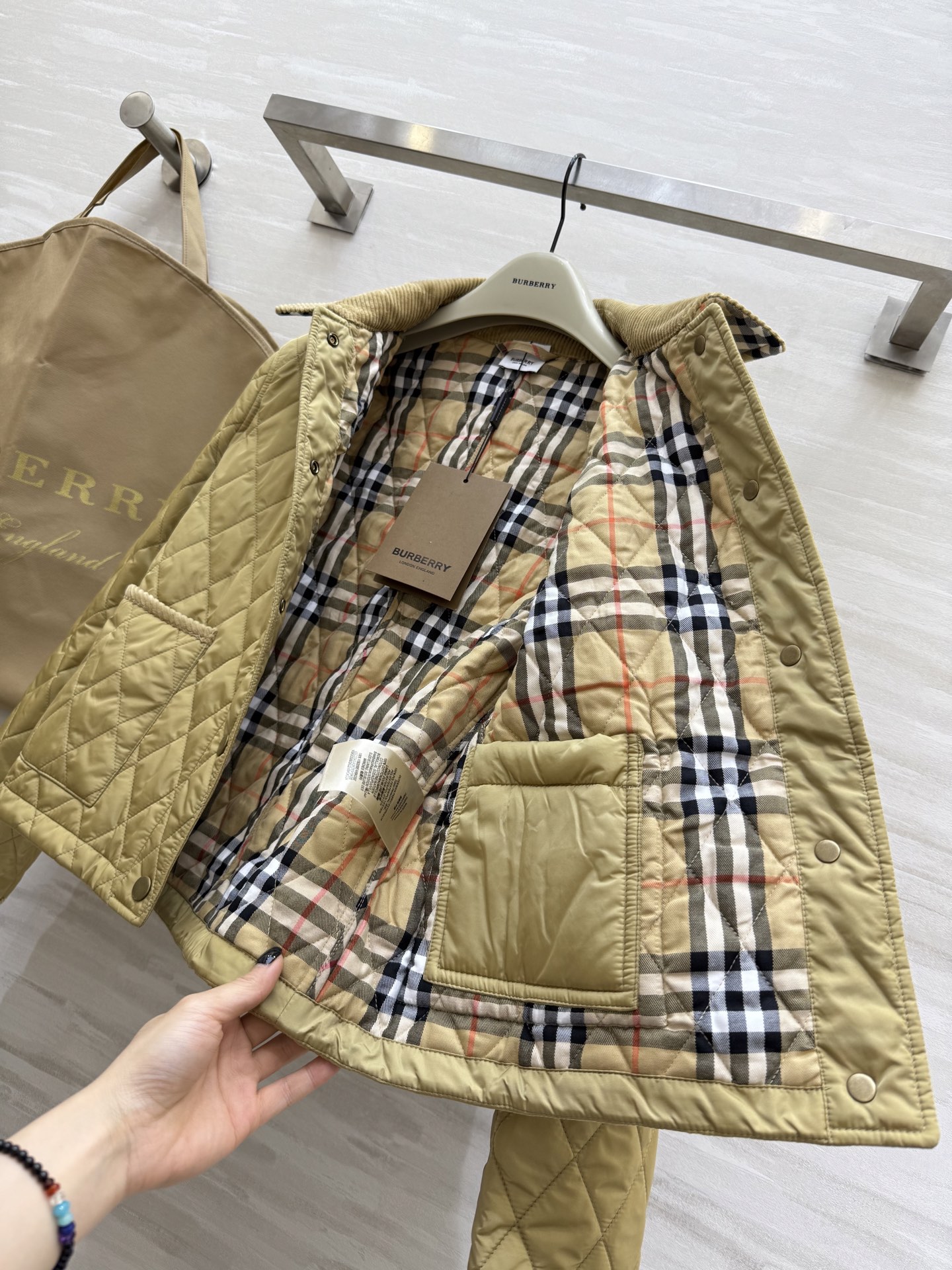 #Burberr♡²⁵秋冬新款 菱格灯芯绒领短款棉服 绗缝经典格纹内衬 英伦风满满！灯芯绒翻领柔软舒适 