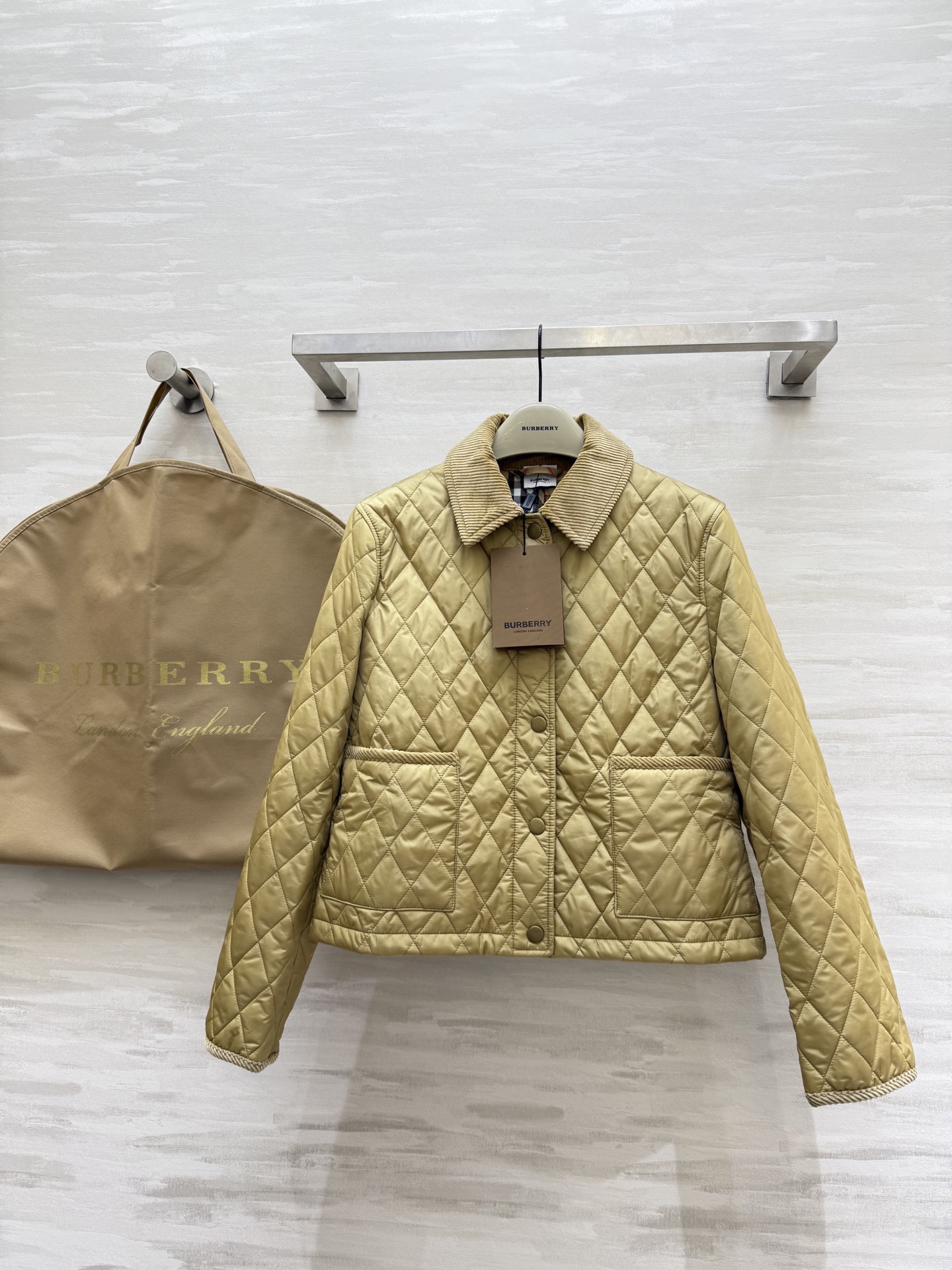 #Burberr♡²⁵秋冬新款 菱格灯芯绒领短款棉服 绗缝经典格纹内衬 英伦风满满！灯芯绒翻领柔软舒适 