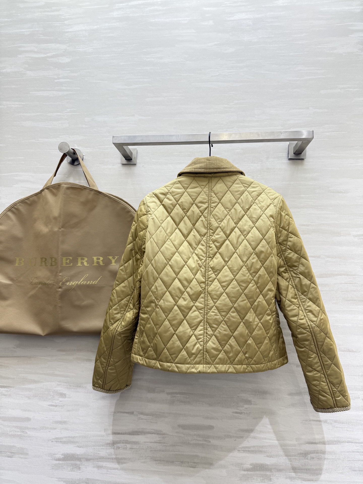 #Burberr♡²⁵秋冬新款 菱格灯芯绒领短款棉服 绗缝经典格纹内衬 英伦风满满！灯芯绒翻领柔软舒适 