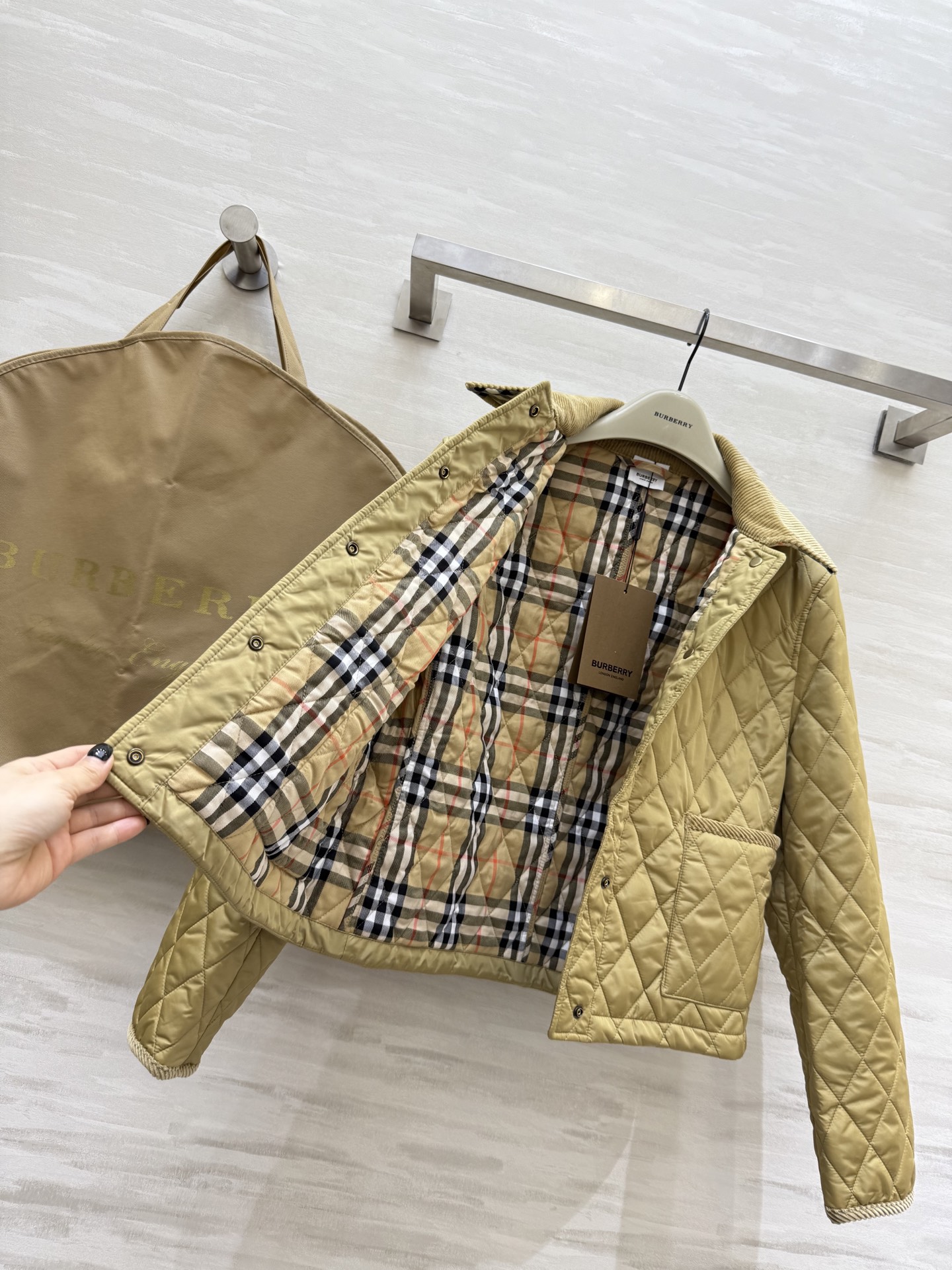 #Burberr♡²⁵秋冬新款 菱格灯芯绒领短款棉服 绗缝经典格纹内衬 英伦风满满！灯芯绒翻领柔软舒适 