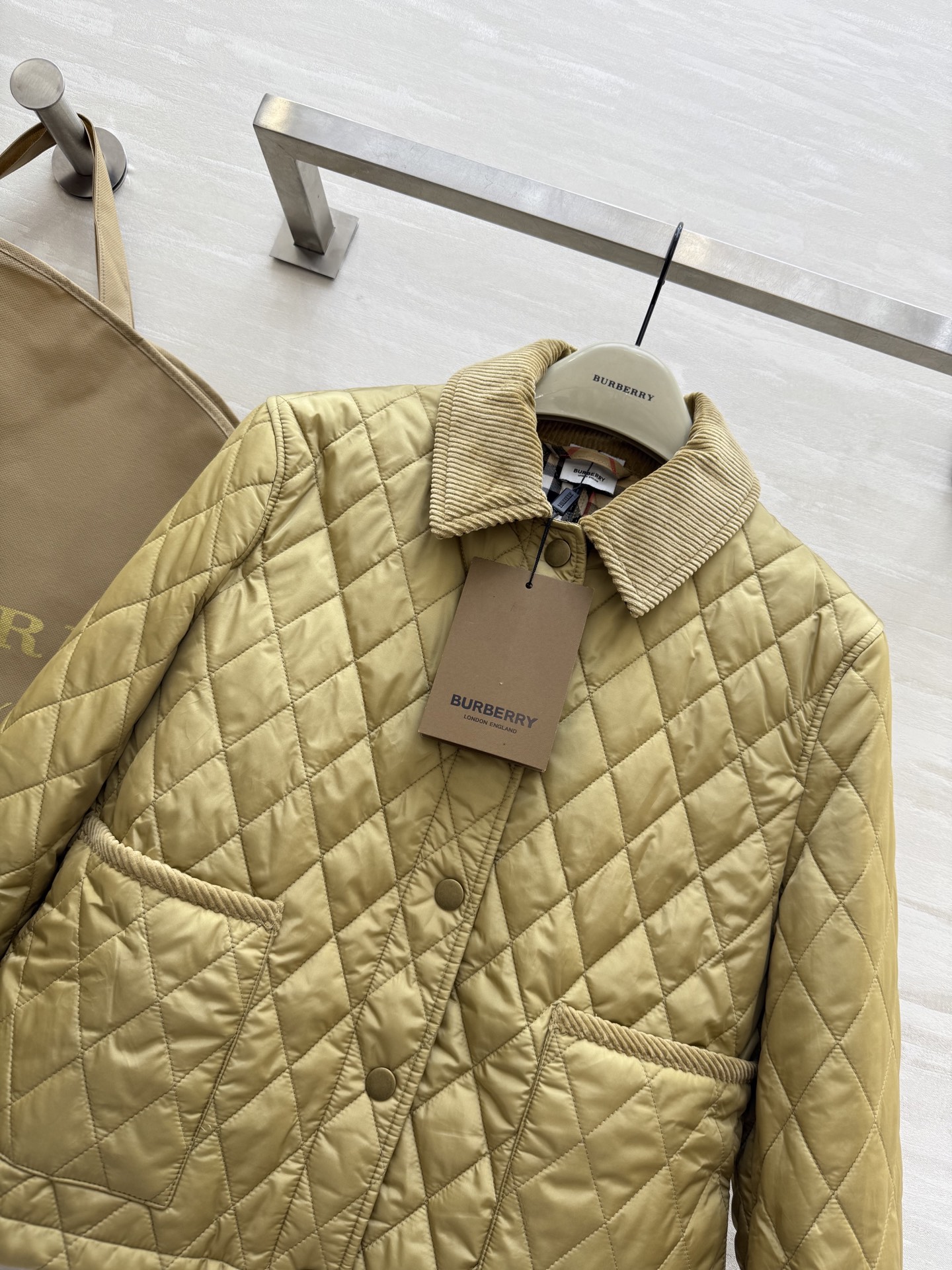 #Burberr♡²⁵秋冬新款 菱格灯芯绒领短款棉服 绗缝经典格纹内衬 英伦风满满！灯芯绒翻领柔软舒适 