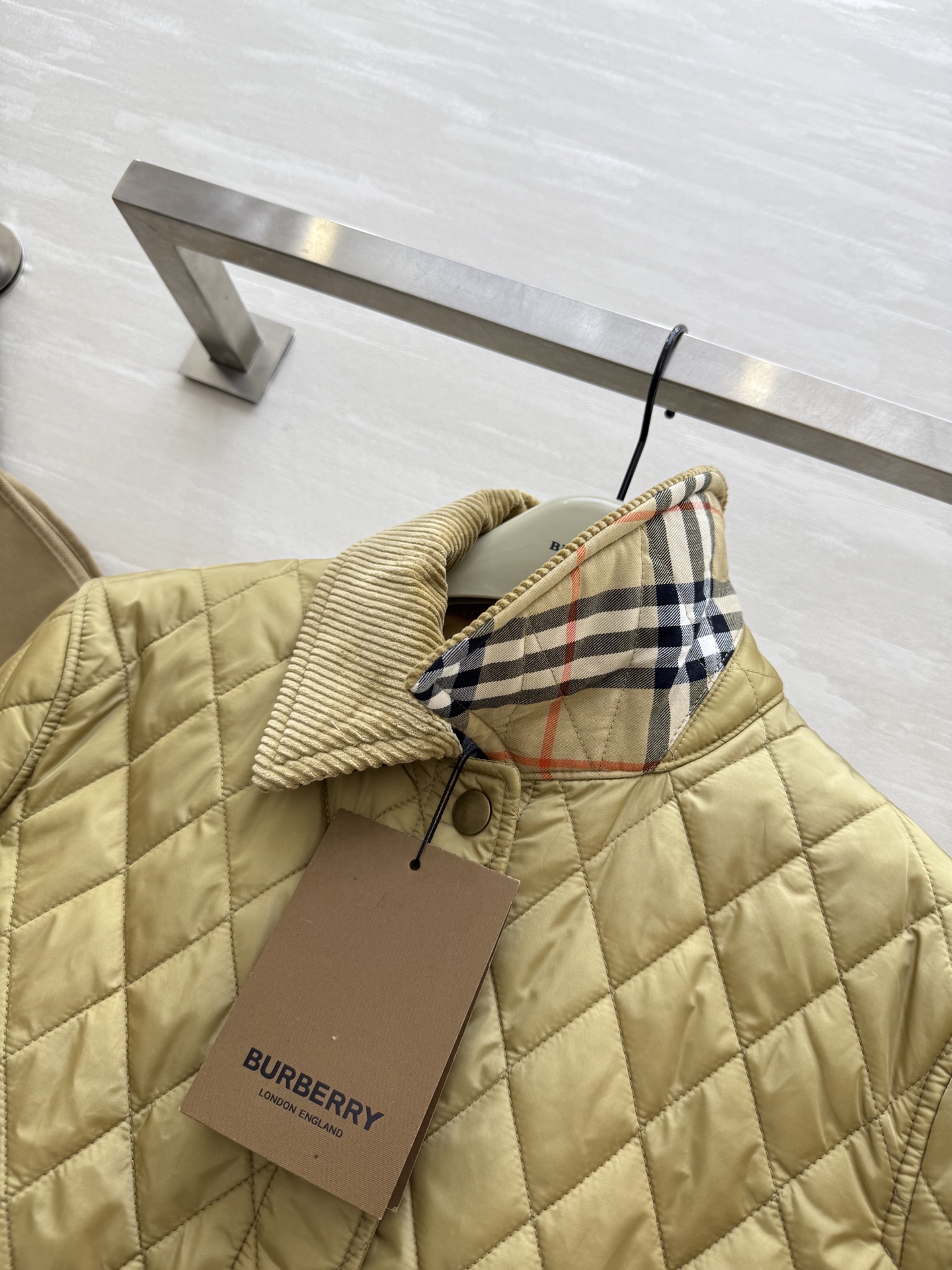 #Burberr♡²⁵秋冬新款 菱格灯芯绒领短款棉服 绗缝经典格纹内衬 英伦风满满！灯芯绒翻领柔软舒适 