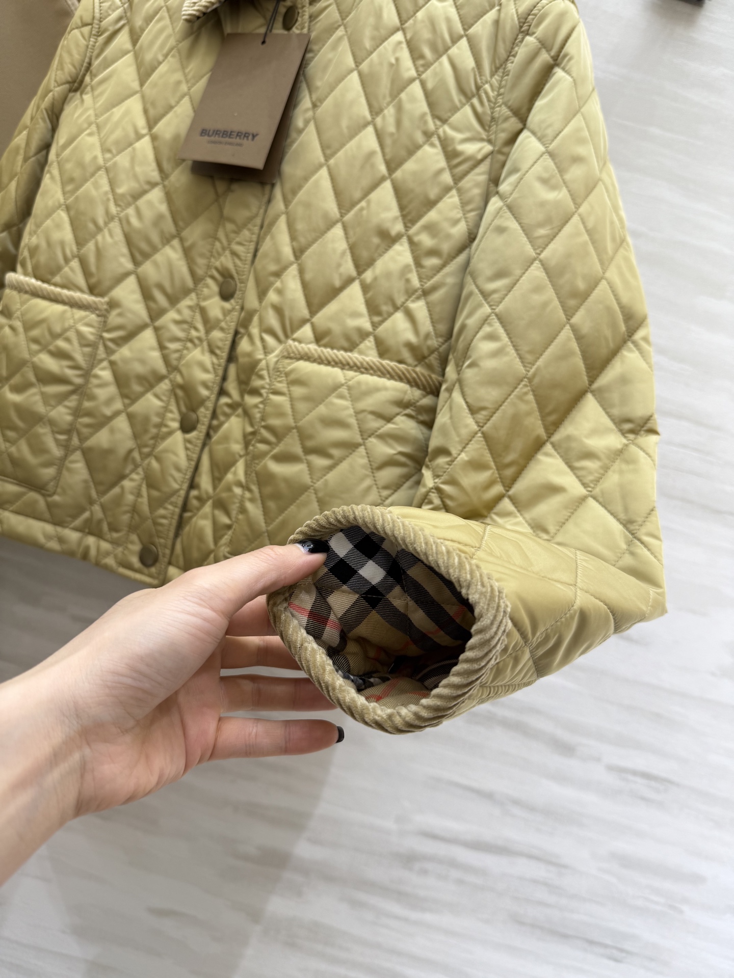 #Burberr♡²⁵秋冬新款 菱格灯芯绒领短款棉服 绗缝经典格纹内衬 英伦风满满！灯芯绒翻领柔软舒适 