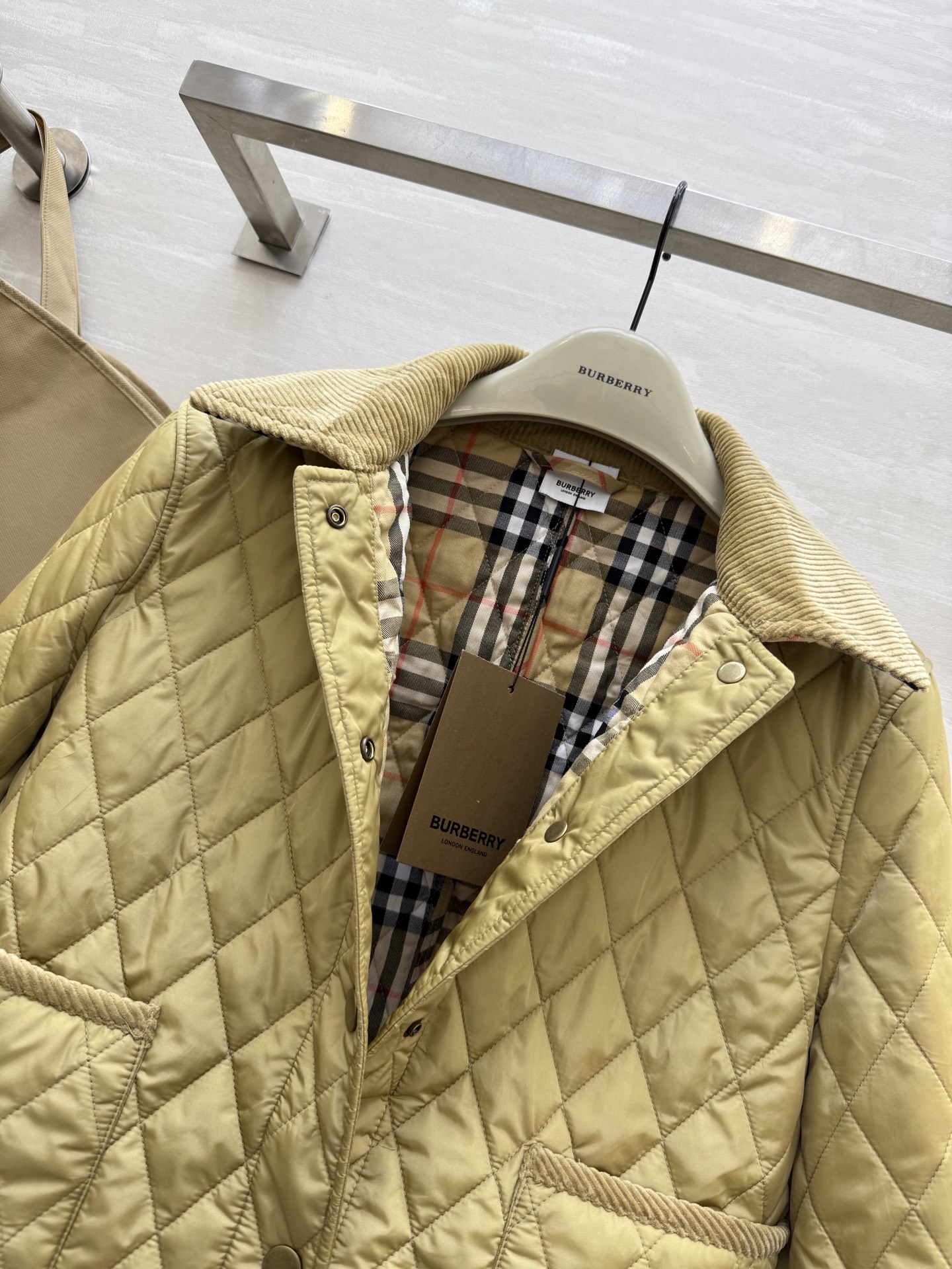 #Burberr♡²⁵秋冬新款 菱格灯芯绒领短款棉服 绗缝经典格纹内衬 英伦风满满！灯芯绒翻领柔软舒适 