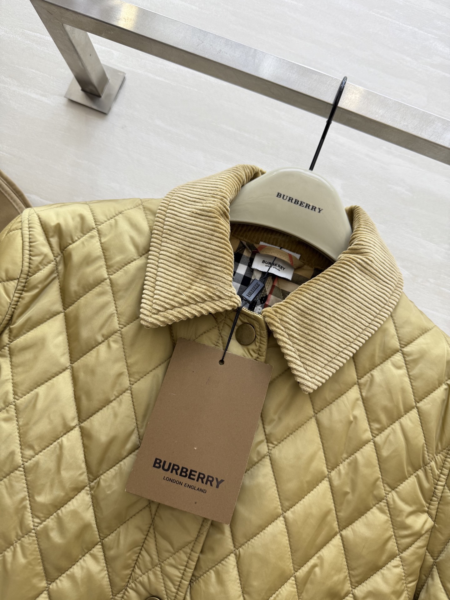 #Burberr♡²⁵秋冬新款 菱格灯芯绒领短款棉服 绗缝经典格纹内衬 英伦风满满！灯芯绒翻领柔软舒适 