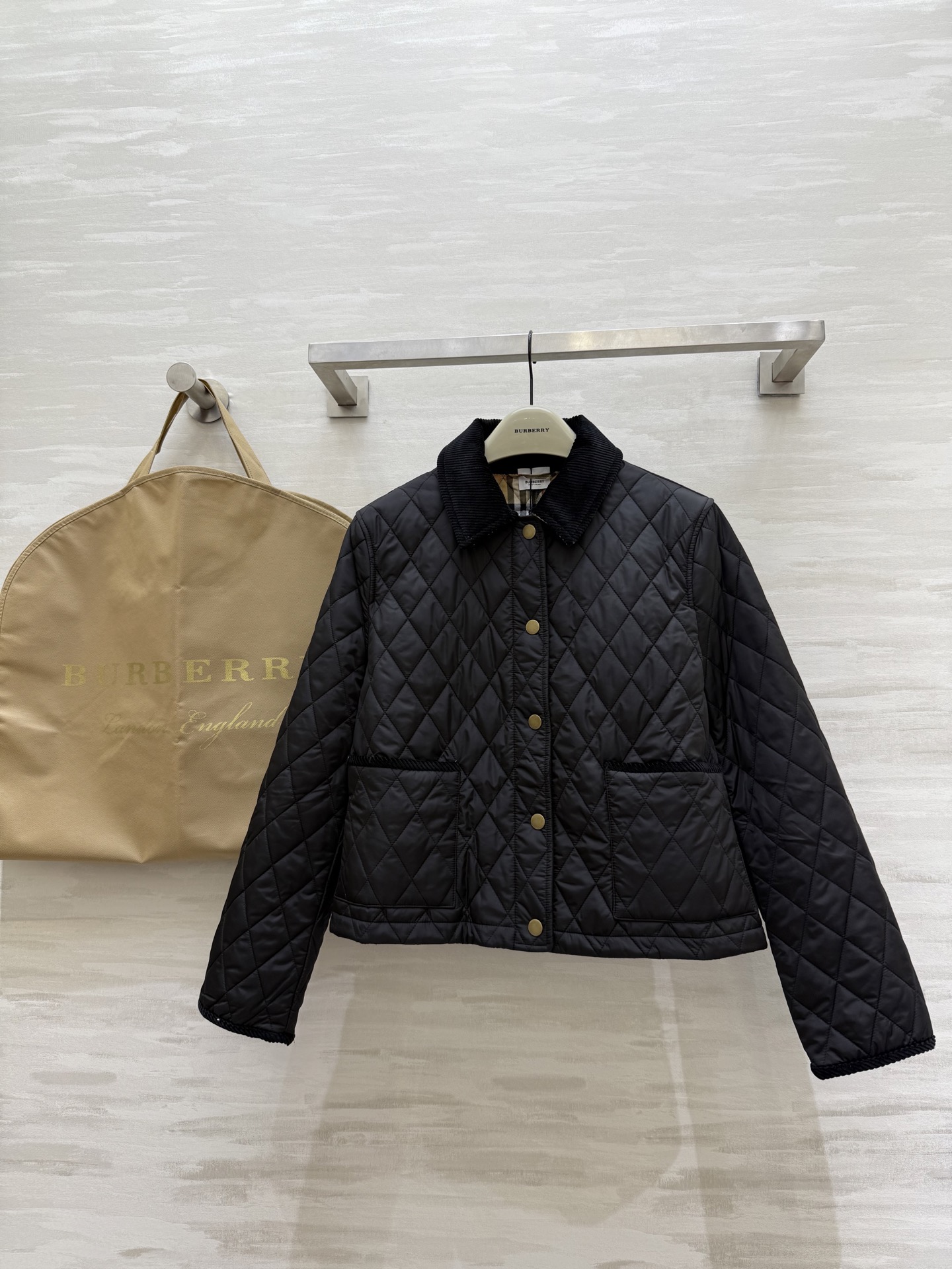 NO:588722,#Burberr's new autumn and winter style, short cotton jacket with diamond corduroy collar and quilted classic plaid lining, full of British style!  The corduroy lapels are soft and comfortable, full of retro feel, very atmospheric in autumn and winter. High-bulk cotton core filling, warm and light. The short cut makes you taller and slimmer. It goes well with high-waisted pants or skirts. The cuffs and inner details are also very good. It can be worn for commuting and leisure. High-quality customization. Available in stock now. Size S/M/L/XL (shoulder width 39, bust 98, length 52), burberry, skirts, alexander wang19860909#Burberr秋冬新款 菱格灯芯绒领短款棉服 绗缝经典格纹内衬 英伦风满满！灯芯绒翻领柔软舒适 复古感十足 秋冬穿超有氛围感 高蓬松度棉芯填充 保暖又轻盈 短款剪裁显高显瘦 搭配高腰裤或裙都很出彩 袖口和内细节也很加分 通勤休闲都能穿 高品质定制 现货首发sizeS/M/L/XL（M码肩宽39,胸围98,衣长52）,,burberry,skirts,alexander wang,Women's clothing