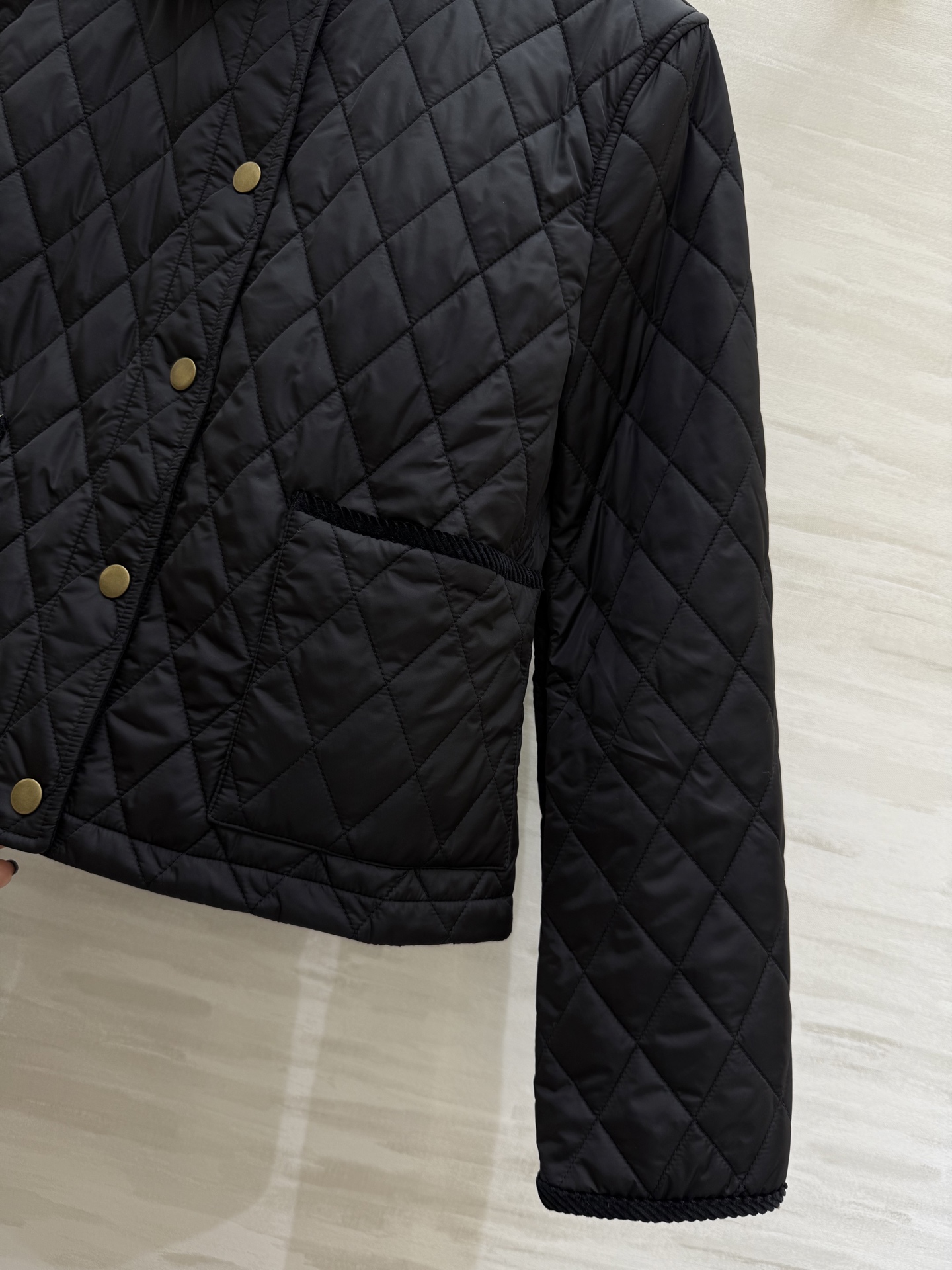 #Burberr♡²⁵秋冬新款 菱格灯芯绒领短款棉服 绗缝经典格纹内衬 英伦风满满！灯芯绒翻领柔软舒适 