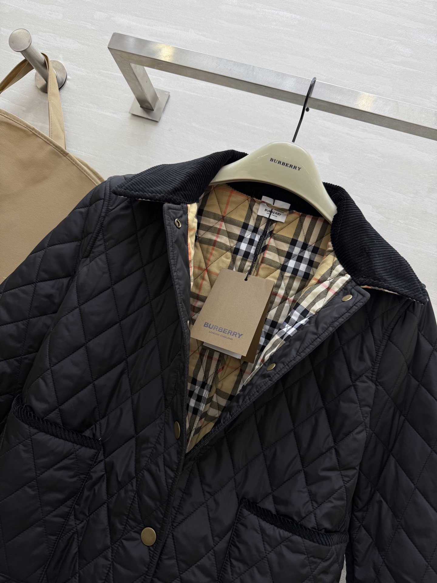 #Burberr♡²⁵秋冬新款 菱格灯芯绒领短款棉服 绗缝经典格纹内衬 英伦风满满！灯芯绒翻领柔软舒适 