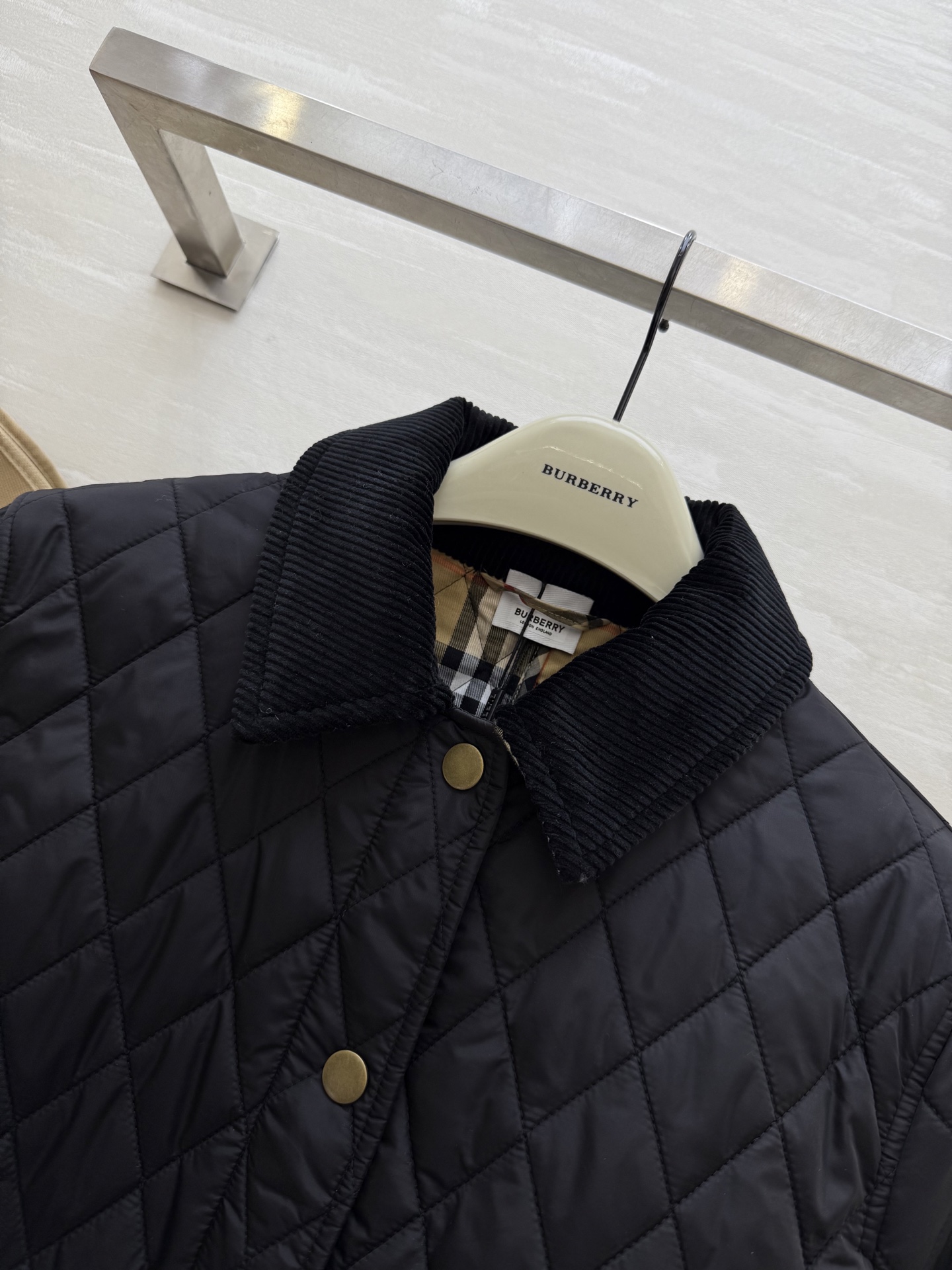 #Burberr♡²⁵秋冬新款 菱格灯芯绒领短款棉服 绗缝经典格纹内衬 英伦风满满！灯芯绒翻领柔软舒适 