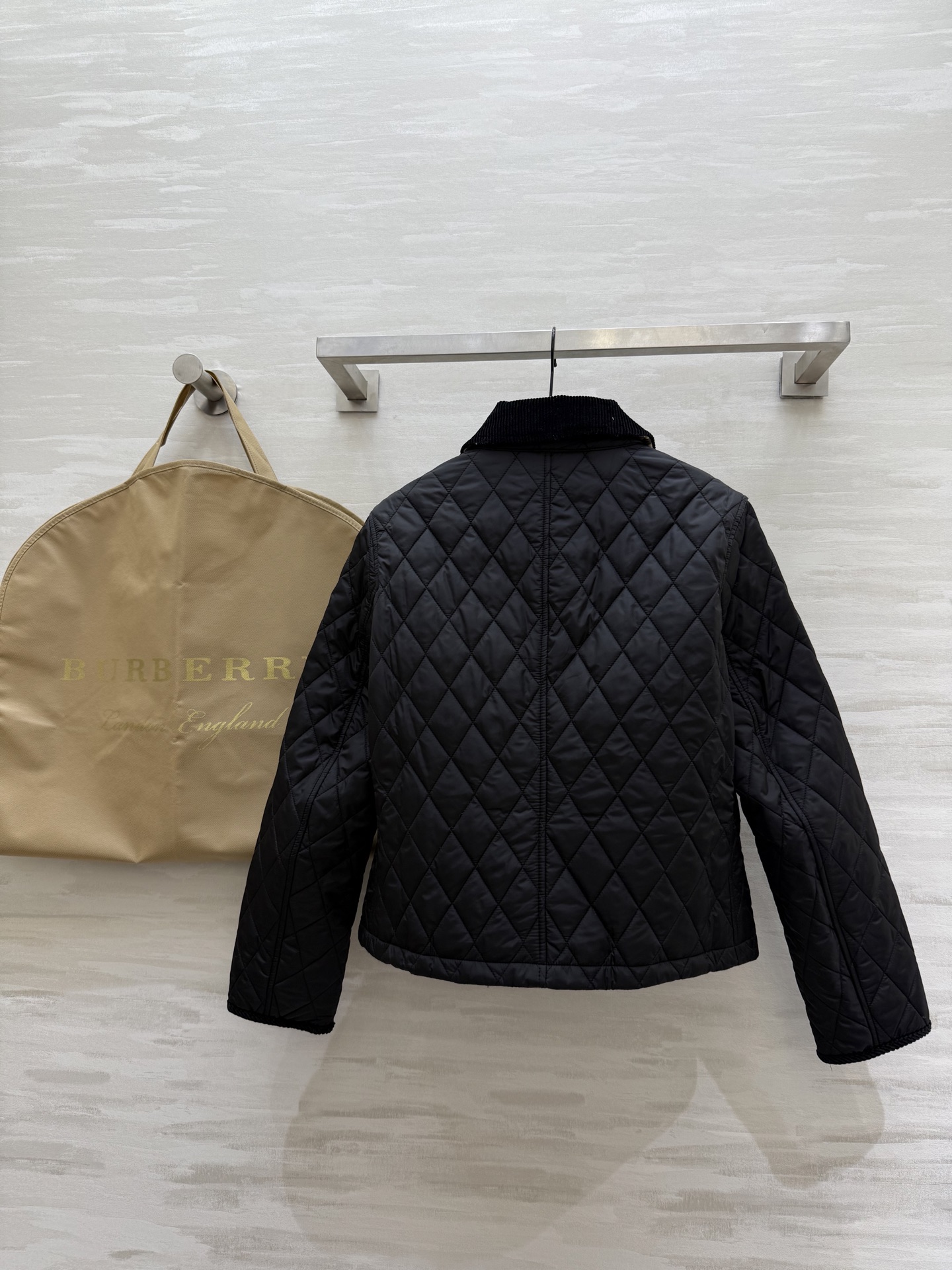 #Burberr♡²⁵秋冬新款 菱格灯芯绒领短款棉服 绗缝经典格纹内衬 英伦风满满！灯芯绒翻领柔软舒适 