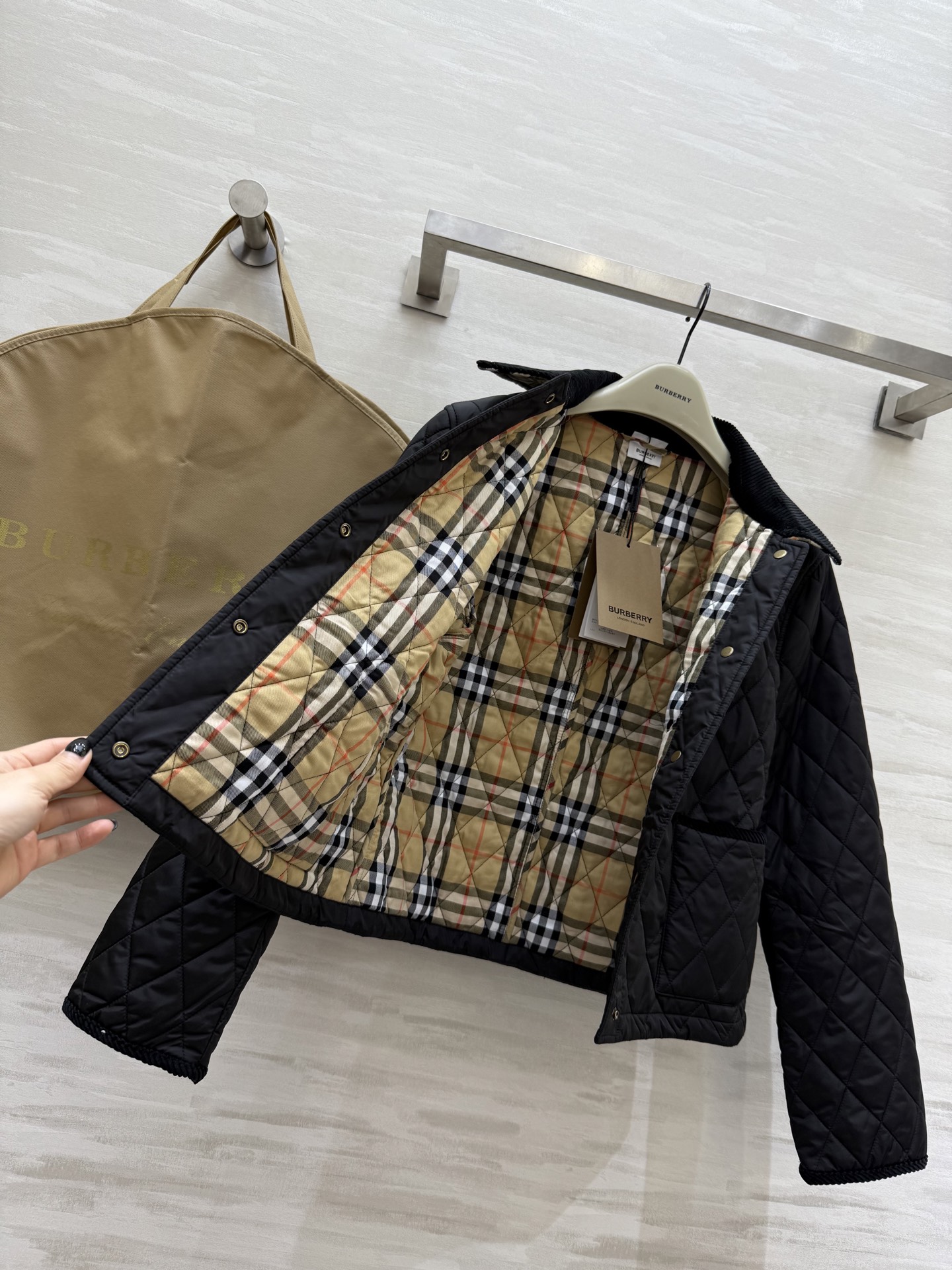 #Burberr♡²⁵秋冬新款 菱格灯芯绒领短款棉服 绗缝经典格纹内衬 英伦风满满！灯芯绒翻领柔软舒适 