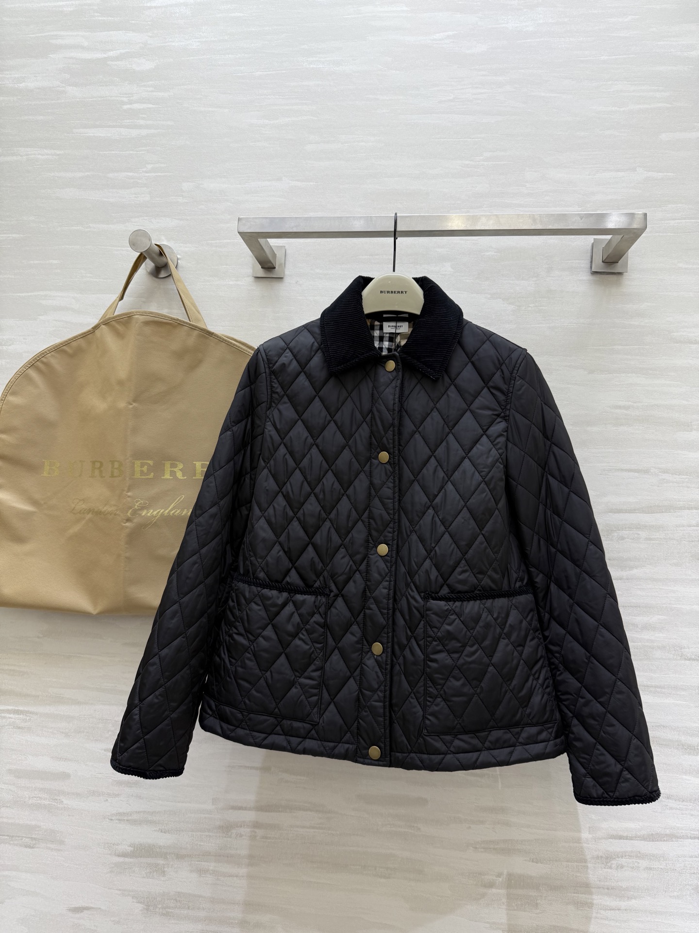 NO:588726,#Burberr Classic Quilted Jacket｜Autumn and Winter New Style High Quality Customized Ready Available First SizeS/M/L/XL (M Size Shoulder Width 39, Bust 98, Clothes Length 64),,burberry,jackets & coats,alexander wang19860909#Burberr 经典绗缝外套｜秋冬新款 高品质定制 现货首发sizeS/M/L/XL（M码肩宽39,胸围98,衣长64）,,burberry,jackets & coats,alexander wang,Women's clothing