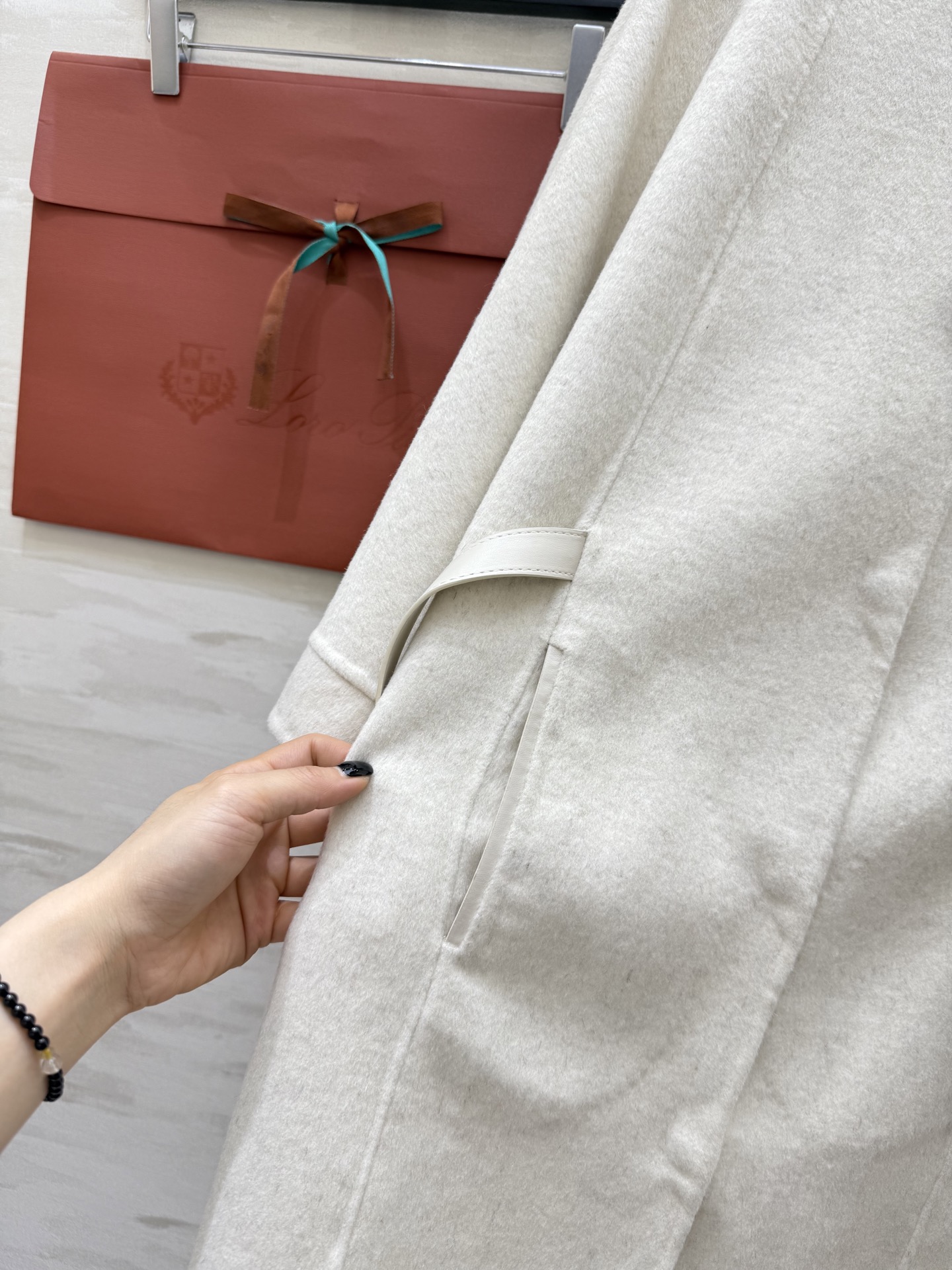 LP｜Salzburg 女士斗篷外套🐏采用羊绒面料制成的标志性斗篷 经典剪裁 衣长遮臀 可系plonge