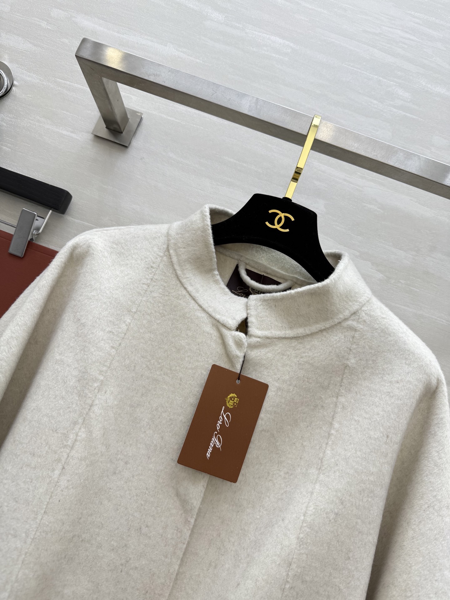 LP｜Salzburg 女士斗篷外套🐏采用羊绒面料制成的标志性斗篷 经典剪裁 衣长遮臀 可系plonge