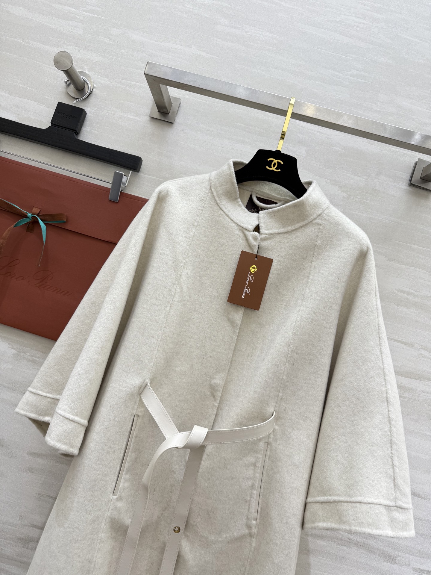 LP｜Salzburg 女士斗篷外套🐏采用羊绒面料制成的标志性斗篷 经典剪裁 衣长遮臀 可系plonge