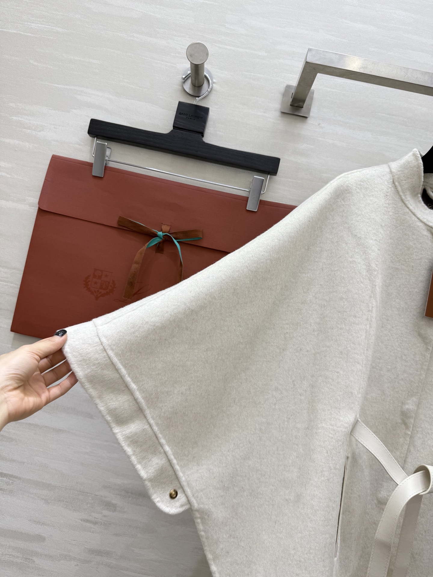 LP｜Salzburg 女士斗篷外套🐏采用羊绒面料制成的标志性斗篷 经典剪裁 衣长遮臀 可系plonge