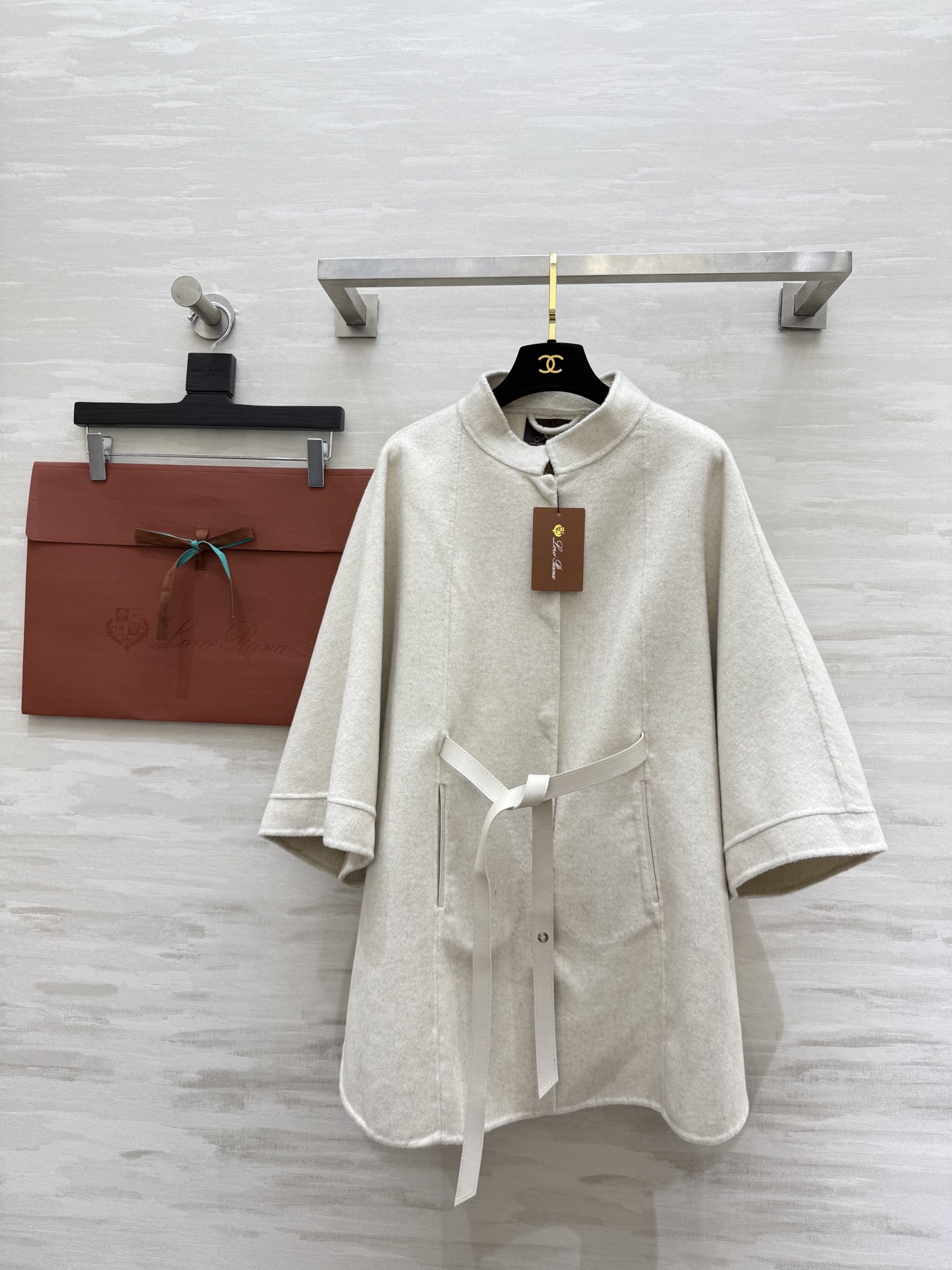 NO:588738,LP｜Salzburg women's cape jacket. Iconic cape made of cashmere fabric. Classic cut. The length covers the buttocks. Can be worn with a plonge leather belt to highlight the waist. It can also be worn open. It presents softer and more elegant lines. Elegant and versatile. Suitable for creating formal looks. A must-have shirt. High-quality customization. Available in stock first size S/M/L (S size 78), burberry, loro piana, jackets &  coats,alexander wang19860909LP｜Salzburg 女士斗篷外套 采用羊绒面料制成的标志性斗篷 经典剪裁 衣长遮臀 可系plonge 皮革腰带穿着 以突显腰身 亦可敞开穿着 呈现出更加柔和飘逸的线条 优雅且百搭 适合打造正装造型.人手必备的战袍 高品质定制 现货首发sizeS/M/L（s码衣长78）,,burberry,loro piana,jackets & coats,alexander wang,Women's clothing