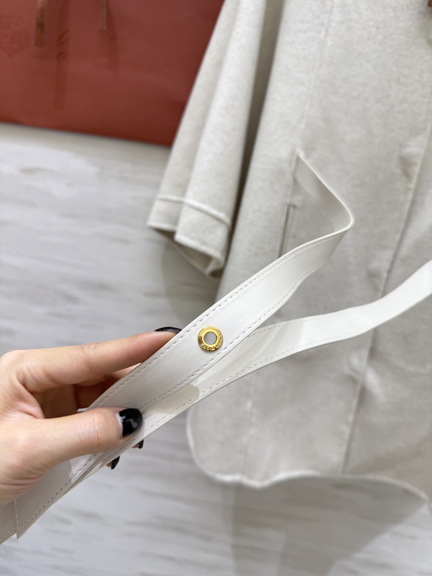 LP｜Salzburg 女士斗篷外套🐏采用羊绒面料制成的标志性斗篷 经典剪裁 衣长遮臀 可系plonge