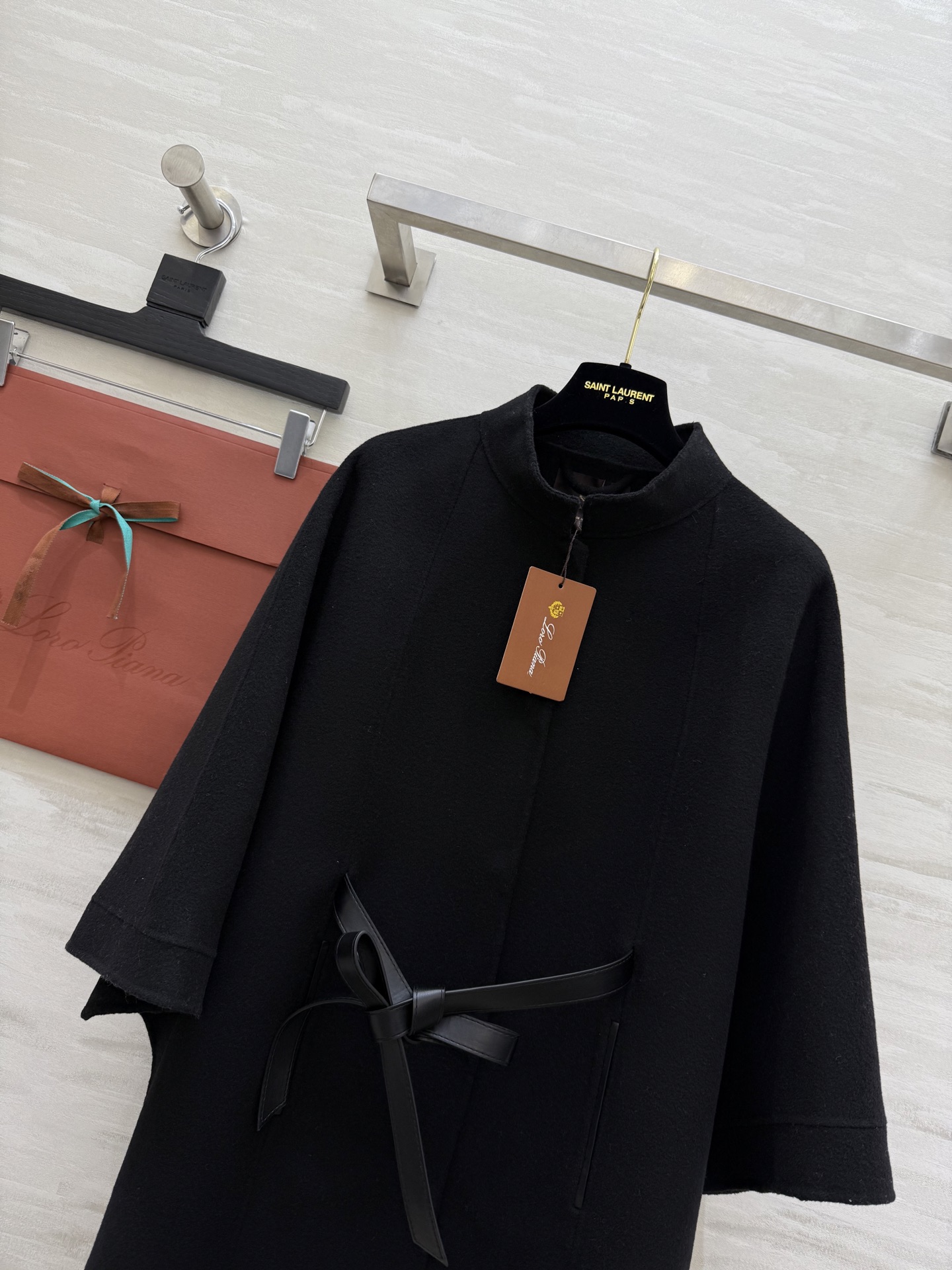 LP｜Salzburg 女士斗篷外套🐏采用羊绒面料制成的标志性斗篷 经典剪裁 衣长遮臀 可系plonge