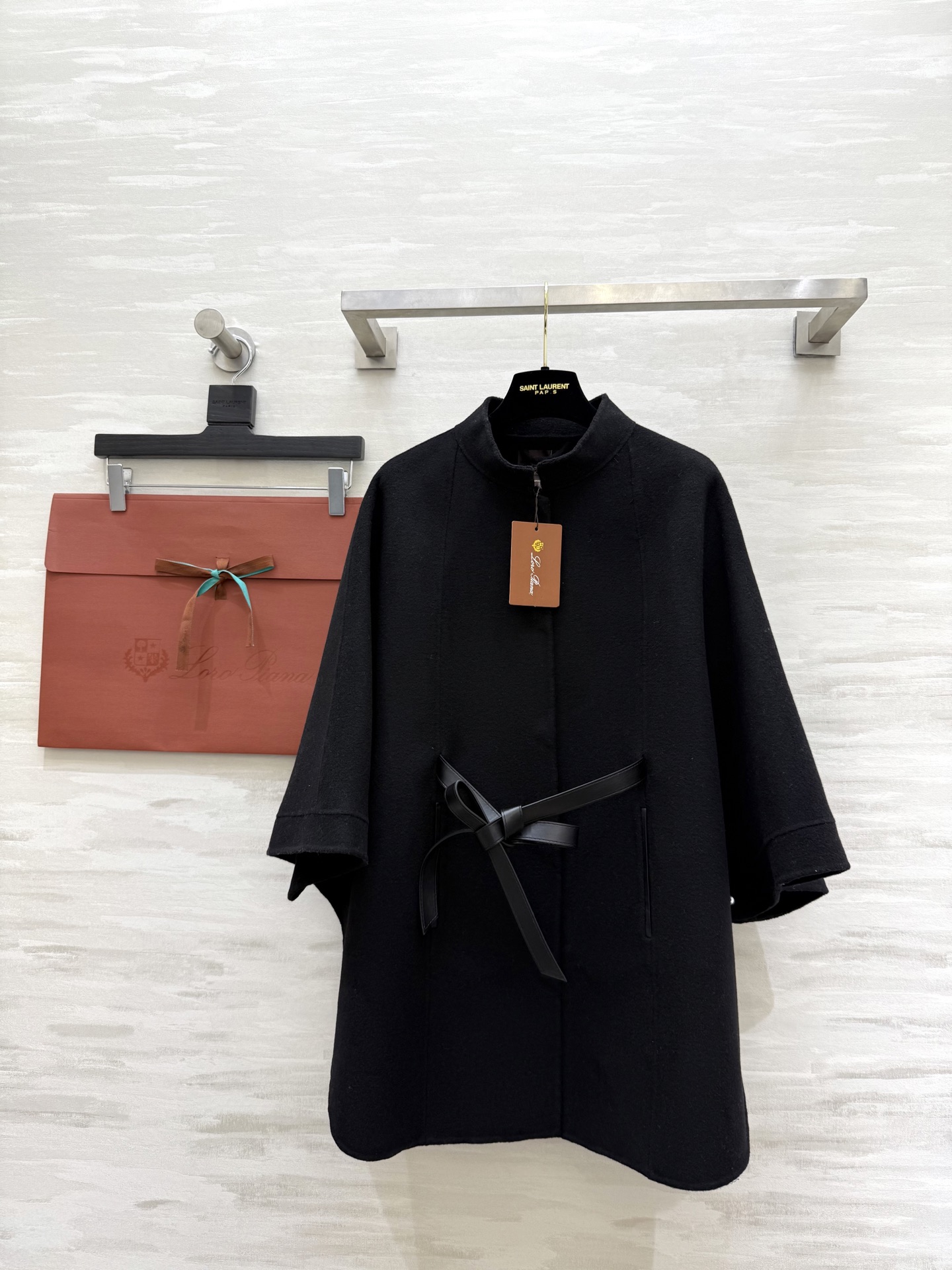 NO:588747,LP｜Salzburg women's cape jacket. Iconic cape made of cashmere fabric. Classic cut. The length covers the hips. Can be worn with a plonge leather belt to highlight the waist. It can also be worn open. It presents softer and more elegant lines. Elegant and versatile. Suitable for creating formal looks. A must-have shirt. High-quality customization. Available in stock first size S/M/L (size S, length 78, burberry, loro piana, jackets &  coats,alexander wang19860909LP｜Salzburg 女士斗篷外套 采用羊绒面料制成的标志性斗篷 经典剪裁 衣长遮臀 可系plonge 皮革腰带穿着 以突显腰身 亦可敞开穿着 呈现出更加柔和飘逸的线条 优雅且百搭 适合打造正装造型.人手必备的战袍 高品质定制 现货首发sizeS/M/L（s码衣长78,,burberry,loro piana,jackets & coats,alexander wang,Women's clothing