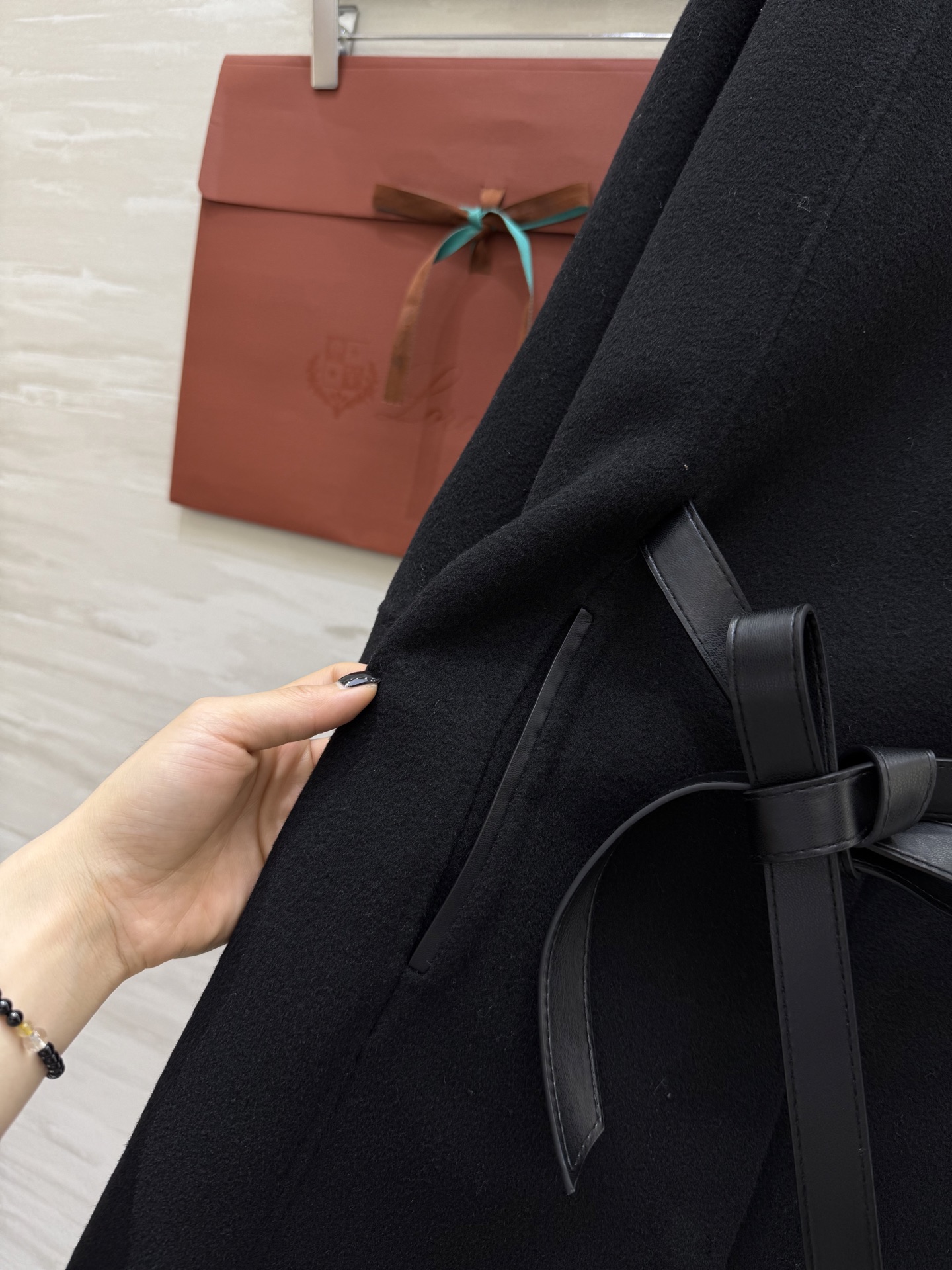 LP｜Salzburg 女士斗篷外套🐏采用羊绒面料制成的标志性斗篷 经典剪裁 衣长遮臀 可系plonge