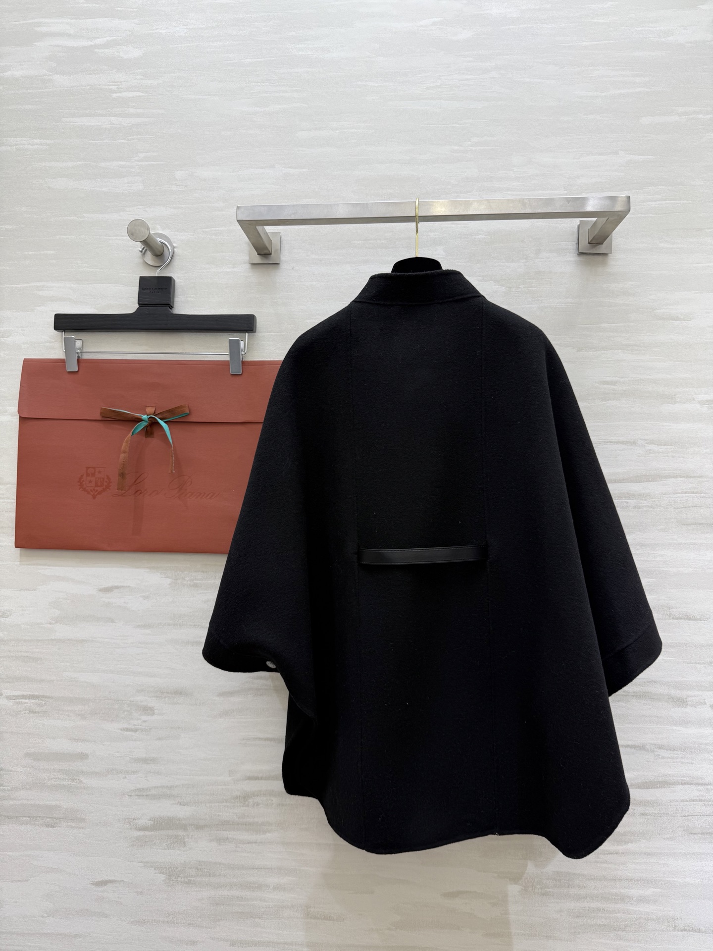 LP｜Salzburg 女士斗篷外套🐏采用羊绒面料制成的标志性斗篷 经典剪裁 衣长遮臀 可系plonge