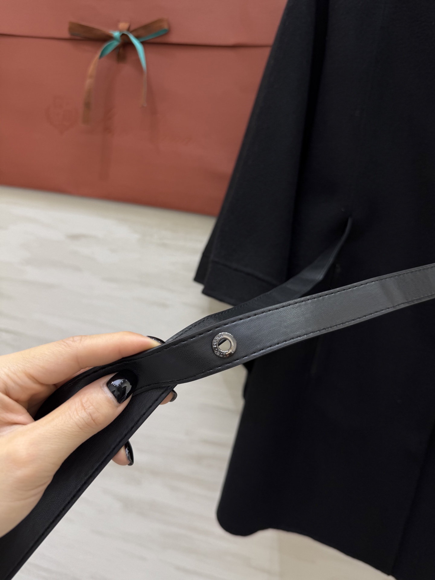 LP｜Salzburg 女士斗篷外套🐏采用羊绒面料制成的标志性斗篷 经典剪裁 衣长遮臀 可系plonge