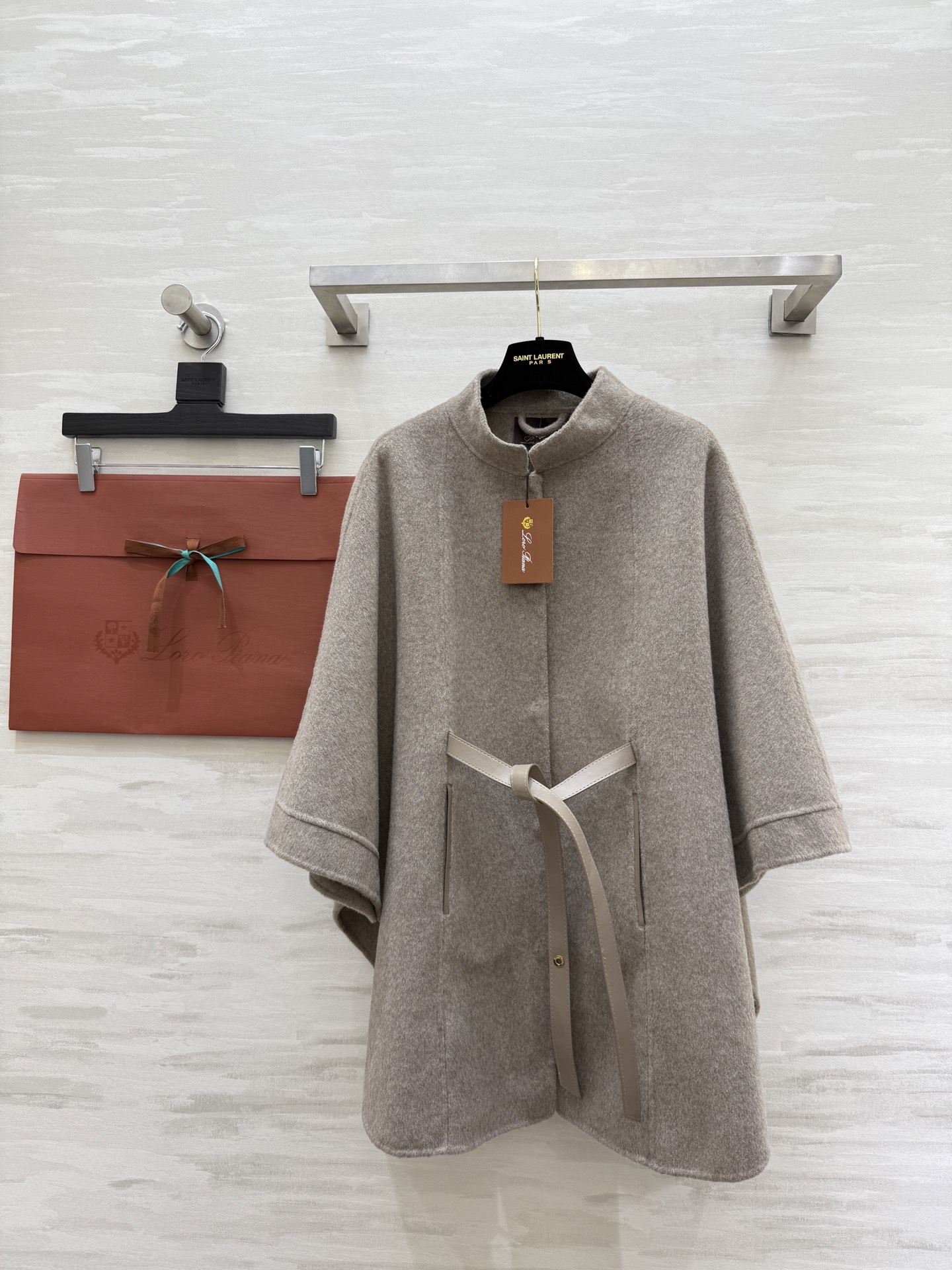 NO:588723,LP｜Salzburg women's cape jacket. Iconic cape made of cashmere fabric. Classic cut. The length covers the buttocks. Can be worn with a plonge leather belt to highlight the waist. It can also be worn open. It presents softer and more elegant lines. Elegant and versatile. Suitable for creating formal looks. A must-have shirt. High-quality customization. Available in stock first size S/M/L (S size 78), burberry, loro piana, jackets &  coats,alexander wang19860909LP｜Salzburg 女士斗篷外套 采用羊绒面料制成的标志性斗篷 经典剪裁 衣长遮臀 可系plonge 皮革腰带穿着 以突显腰身 亦可敞开穿着 呈现出更加柔和飘逸的线条 优雅且百搭 适合打造正装造型.人手必备的战袍 高品质定制 现货首发sizeS/M/L（s码衣长78）,,burberry,loro piana,jackets & coats,alexander wang,Women's clothing