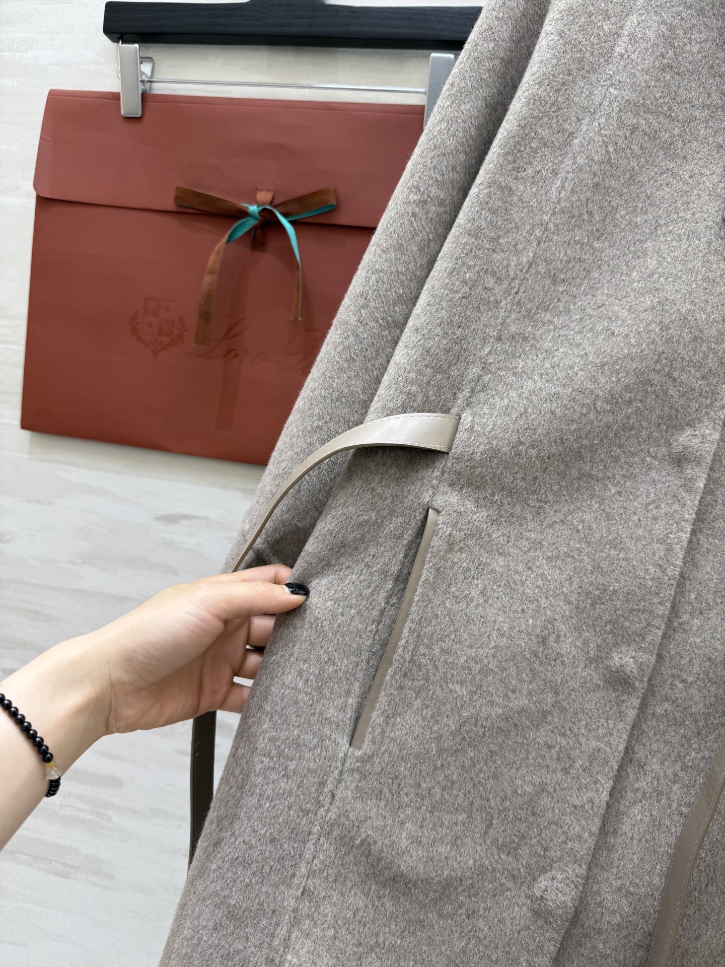 LP｜Salzburg 女士斗篷外套🐏采用羊绒面料制成的标志性斗篷 经典剪裁 衣长遮臀 可系plonge