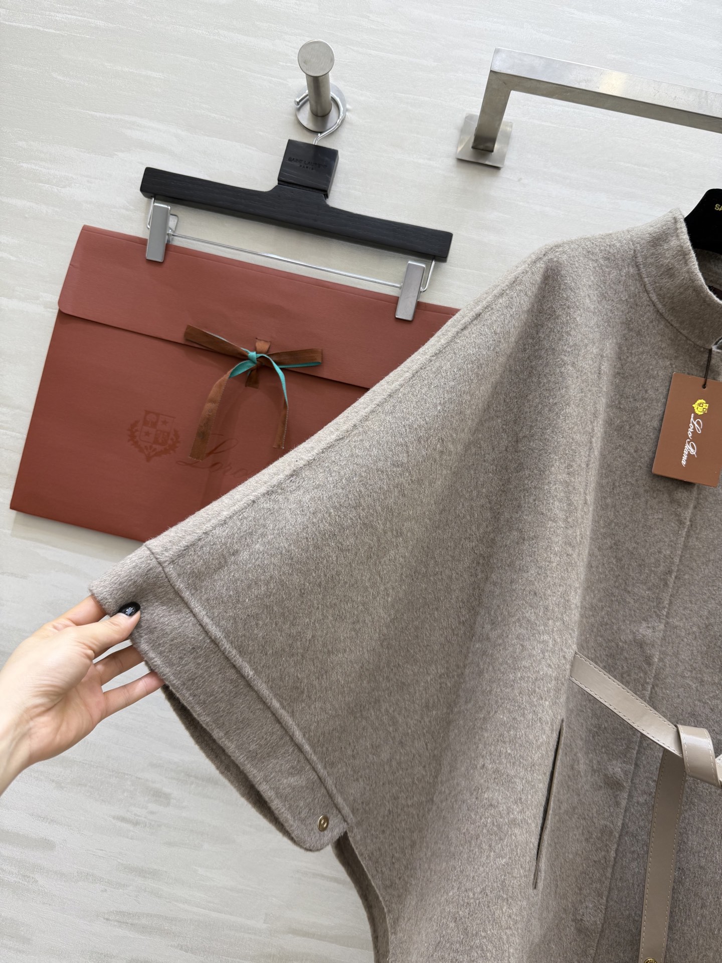 LP｜Salzburg 女士斗篷外套🐏采用羊绒面料制成的标志性斗篷 经典剪裁 衣长遮臀 可系plonge