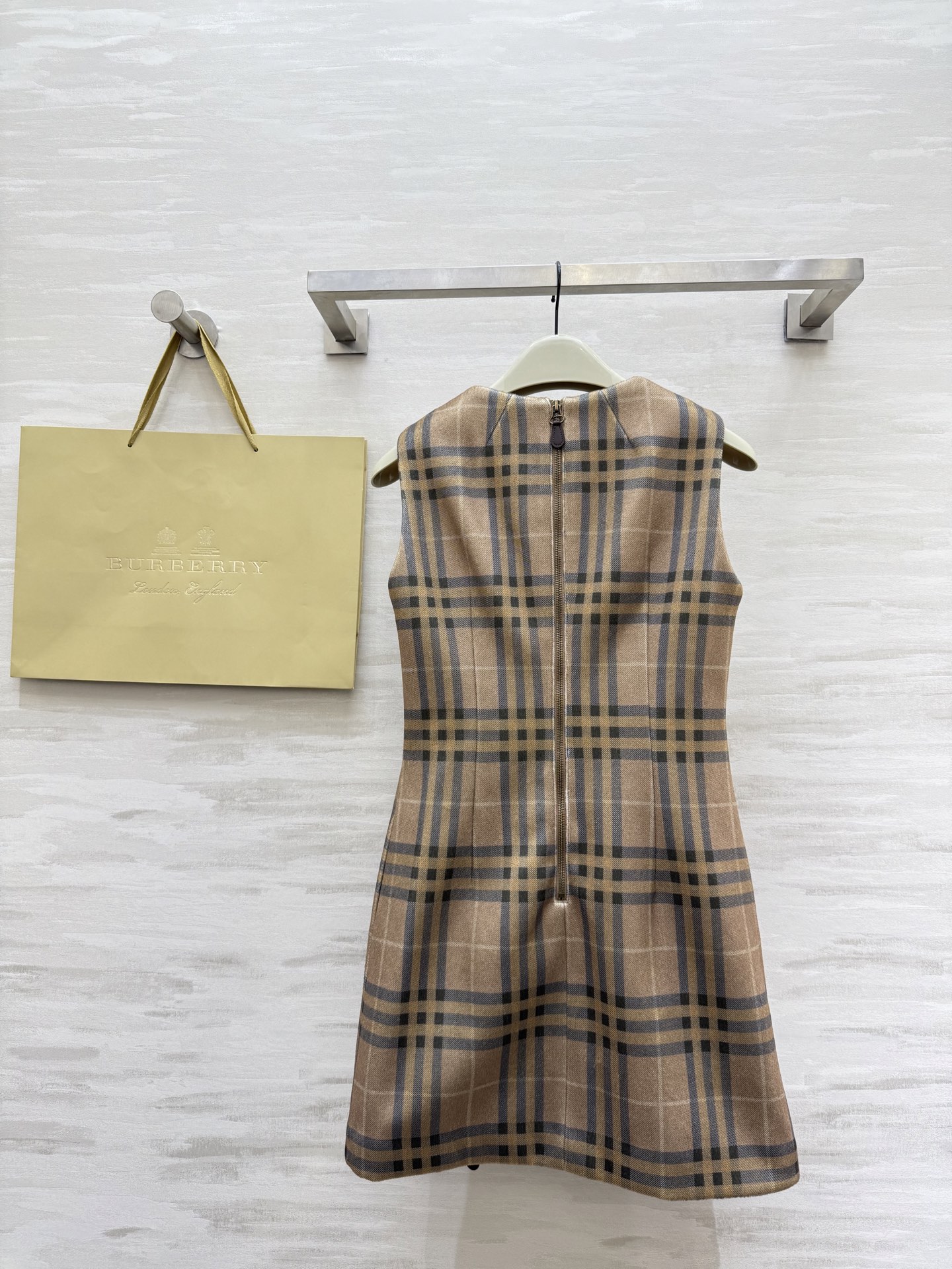 #Burberr♡²⁵秋冬新款 英伦风格纹背心式连衣裙 高品质定制 现货首发size：S/M/L（s码胸