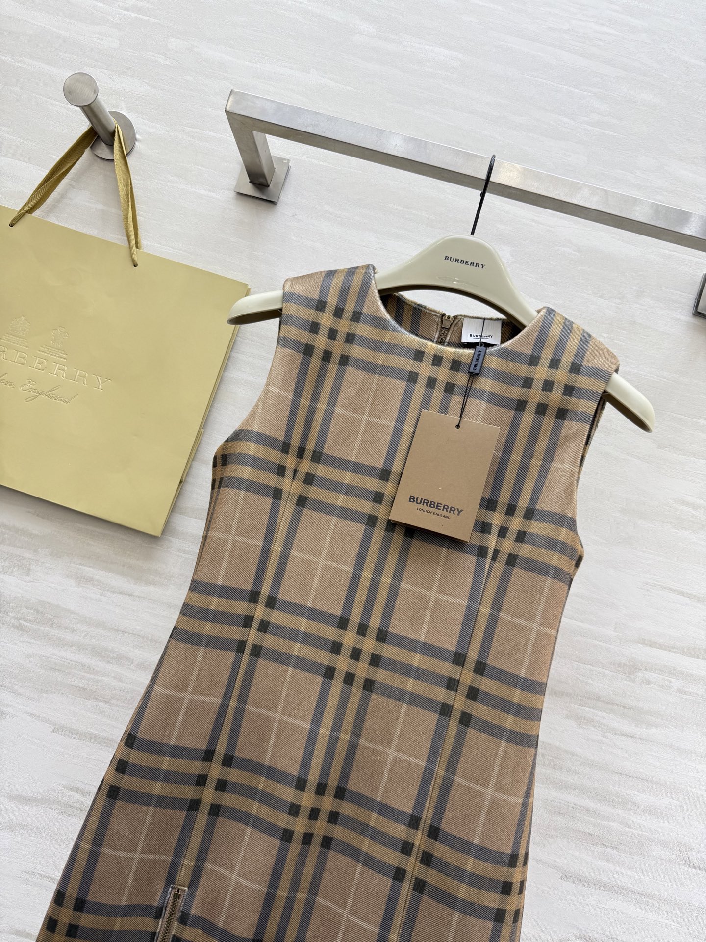 #Burberr♡²⁵秋冬新款 英伦风格纹背心式连衣裙 高品质定制 现货首发size：S/M/L（s码胸