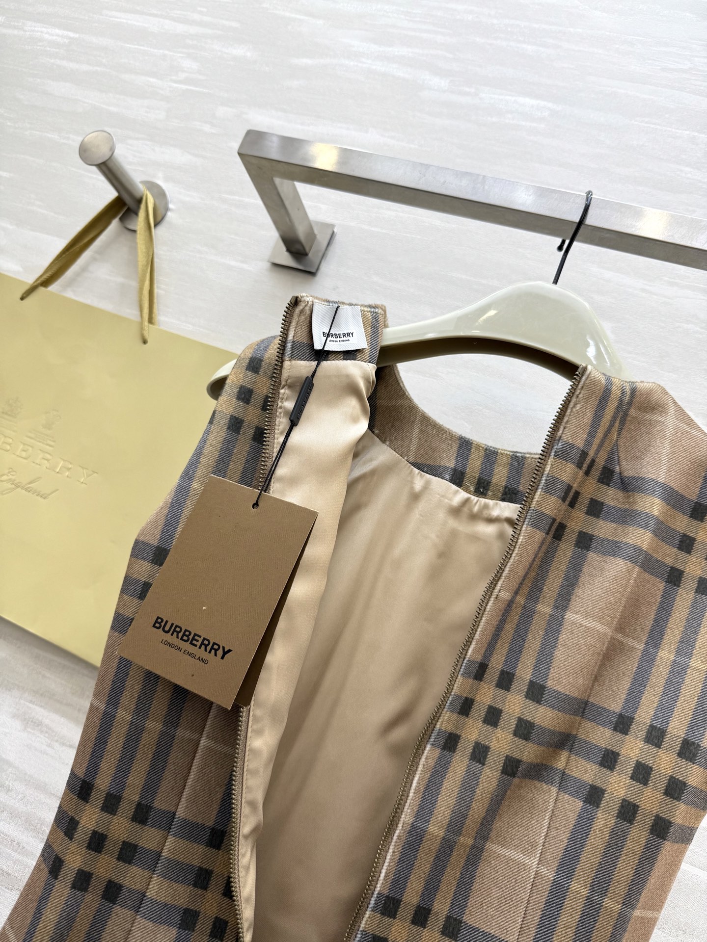 #Burberr♡²⁵秋冬新款 英伦风格纹背心式连衣裙 高品质定制 现货首发size：S/M/L（s码胸