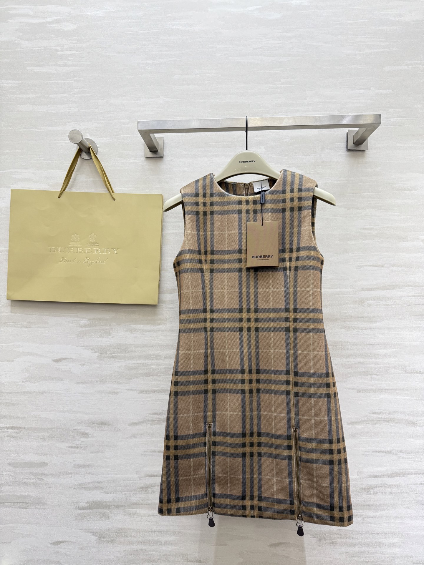 NO:588727,#Burberr new autumn and winter British style pattern vest dress, high quality customization, available in stock first size S/M/L (S size bust 82, skirt length 80),, burberry, skirts, alexander wang19860909#Burberr秋冬新款 英伦风格纹背心式连衣裙 高品质定制 现货首发sizeS/M/L（s码胸围82,裙长80）,,burberry,skirts,alexander wang,Women's clothing
