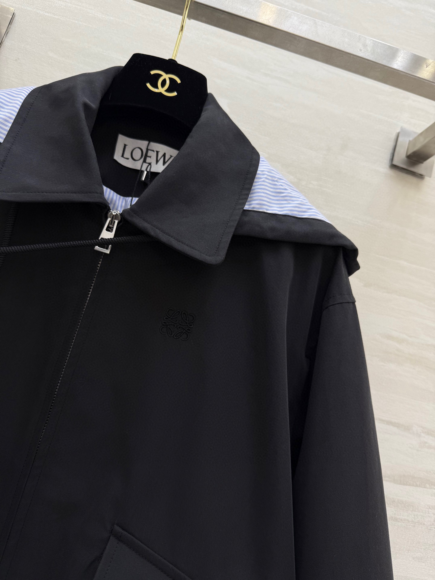 #Loew♡²⁵早秋新款 假两件设计感连帽外套 高品质定制 现货来size：S/M/L（s码肩宽：50，