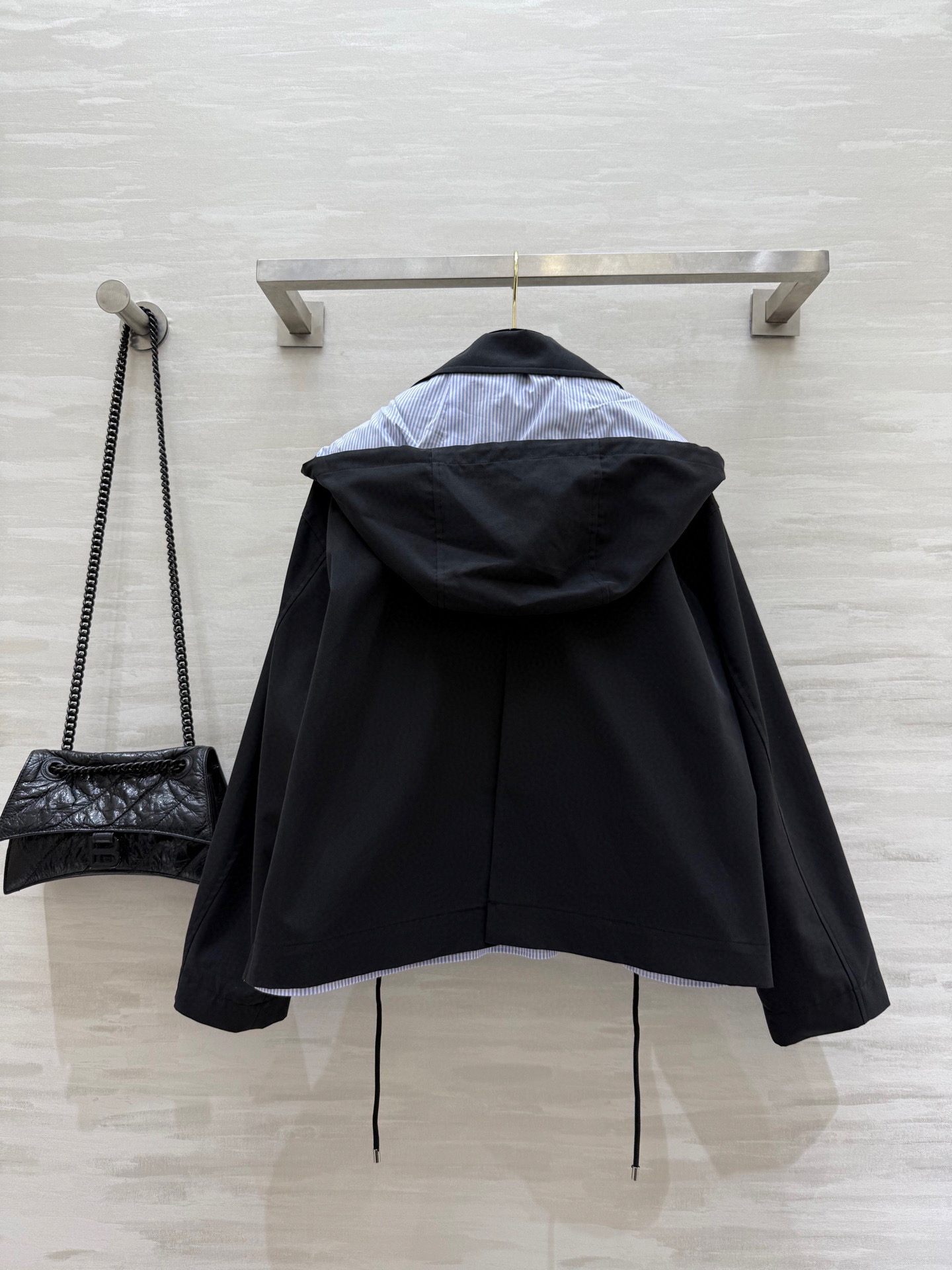 #Loew♡²⁵早秋新款 假两件设计感连帽外套 高品质定制 现货来size：S/M/L（s码肩宽：50，