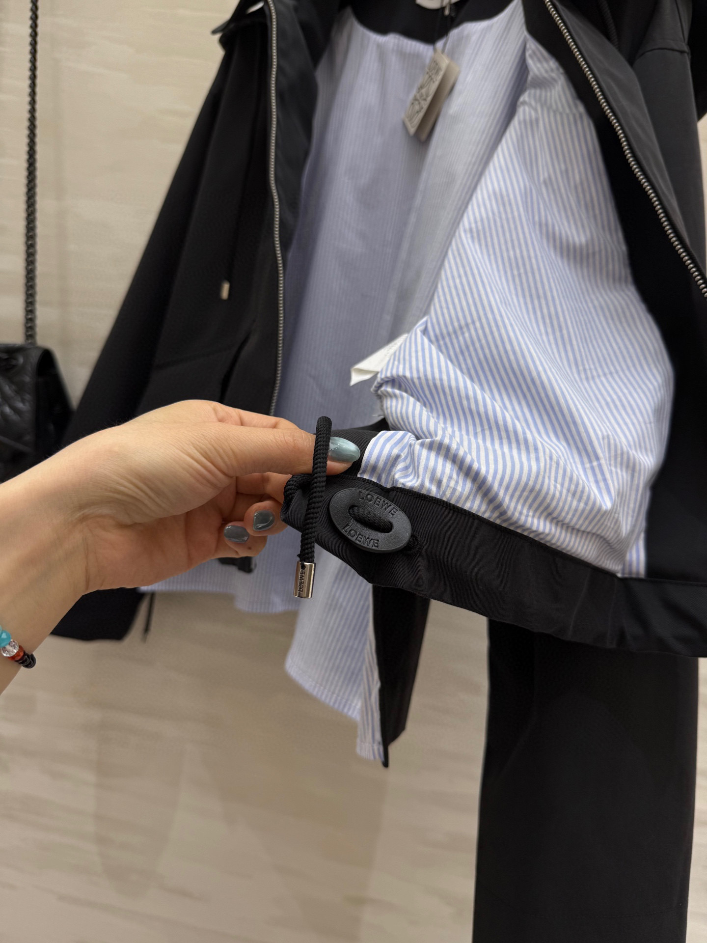 #Loew♡²⁵早秋新款 假两件设计感连帽外套 高品质定制 现货来size：S/M/L（s码肩宽：50，