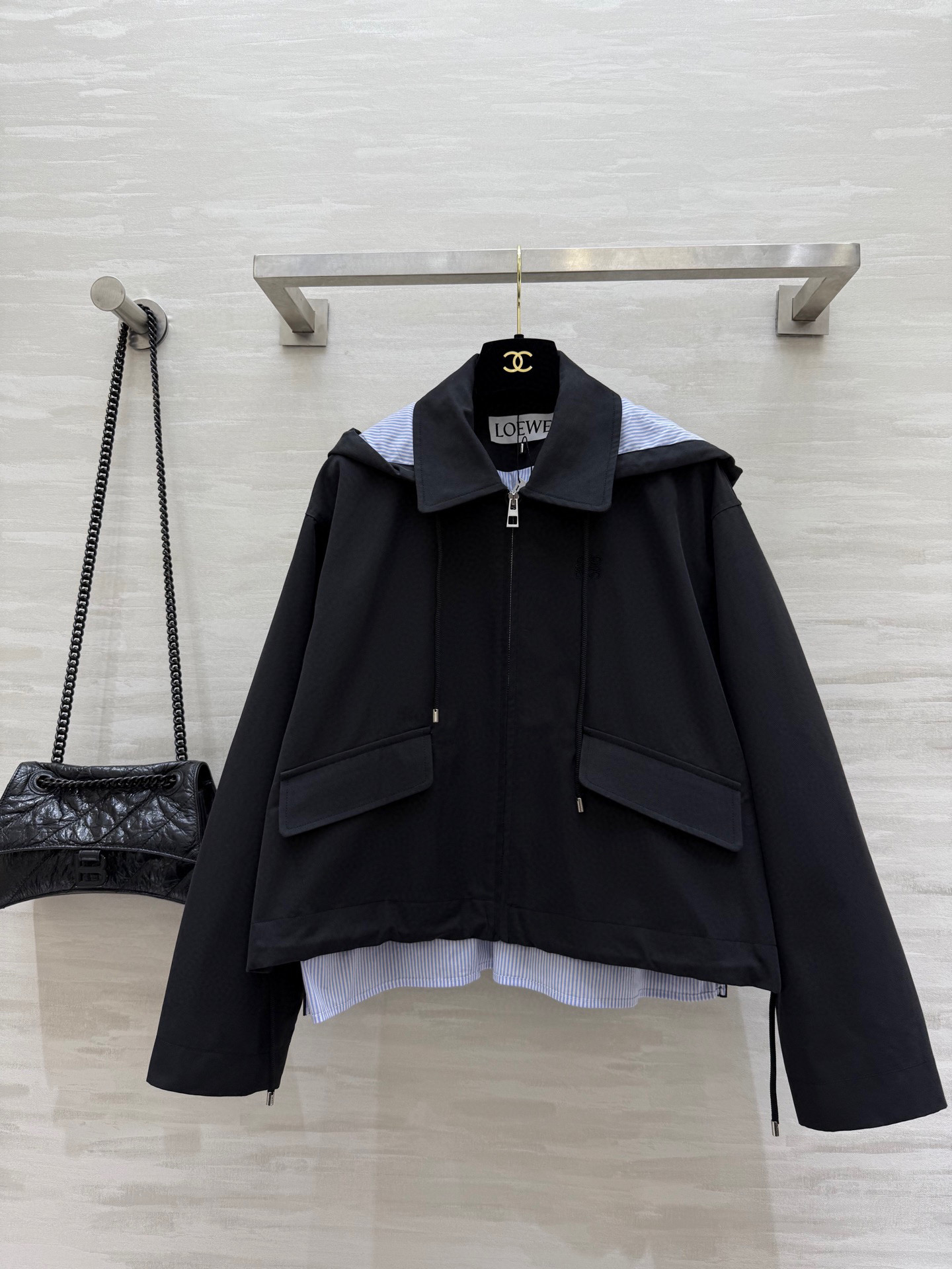 NO:588737,#Loew Early Autumn New Style Fake two-piece design hooded jacket High-quality customization Available in stock sizeS/M/L (S size shoulder width 50, bust 118, length 56),,loewe,jackets & coats,hats,alexander wang19860909#Loew早秋新款 假两件设计感连帽外套 高品质定制 现货来sizeS/M/L（s码肩宽50,胸围118,衣长56）,,loewe,jackets & coats,hats,alexander wang,Women's clothing