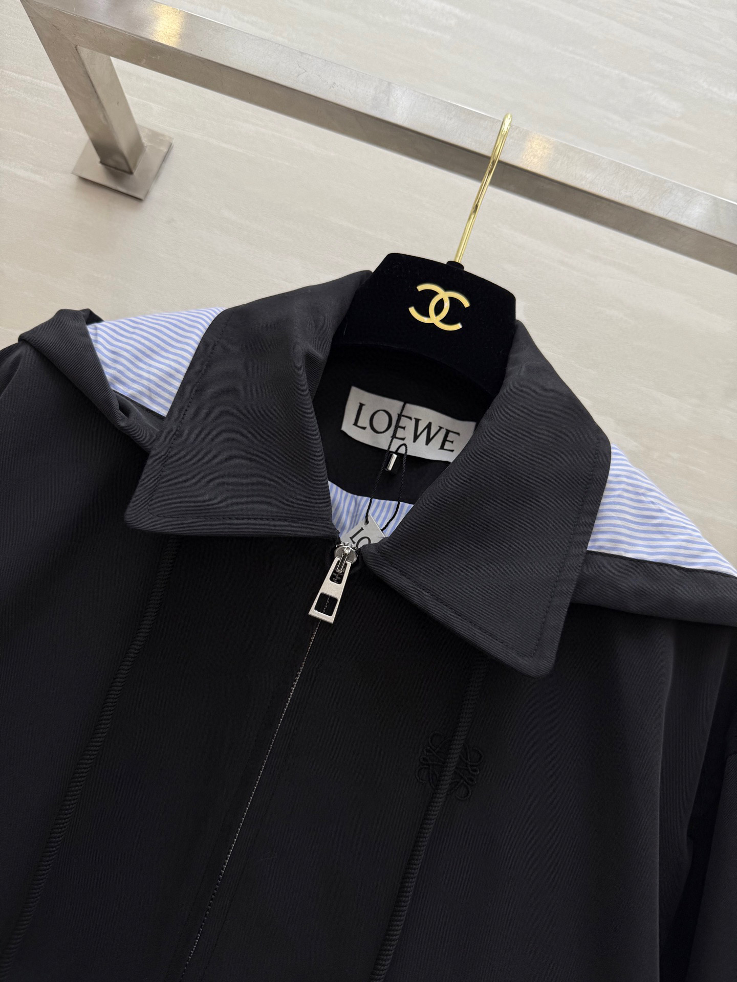 #Loew♡²⁵早秋新款 假两件设计感连帽外套 高品质定制 现货来size：S/M/L（s码肩宽：50，