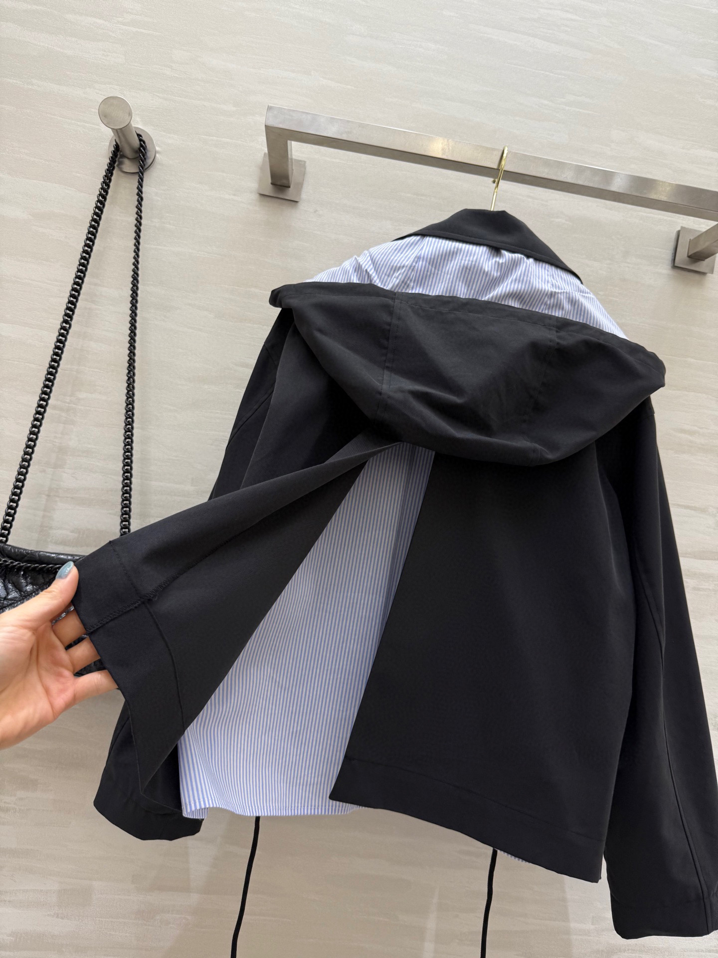 #Loew♡²⁵早秋新款 假两件设计感连帽外套 高品质定制 现货来size：S/M/L（s码肩宽：50，