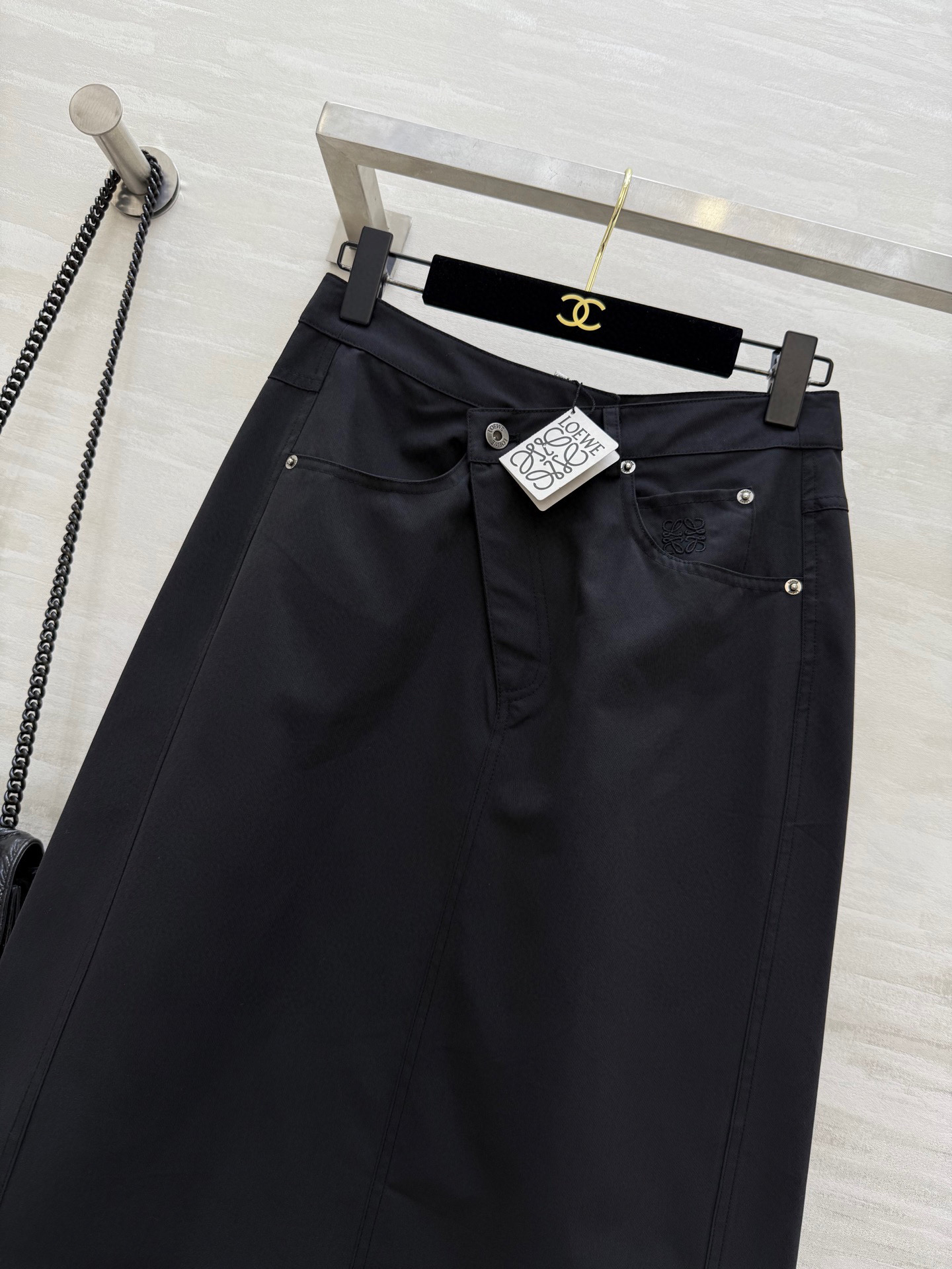 #Loew♡²⁵早秋新款 不规则剪裁设计半裙 高品质 现货来size：S/M/L（s码腰围：66，臀围：