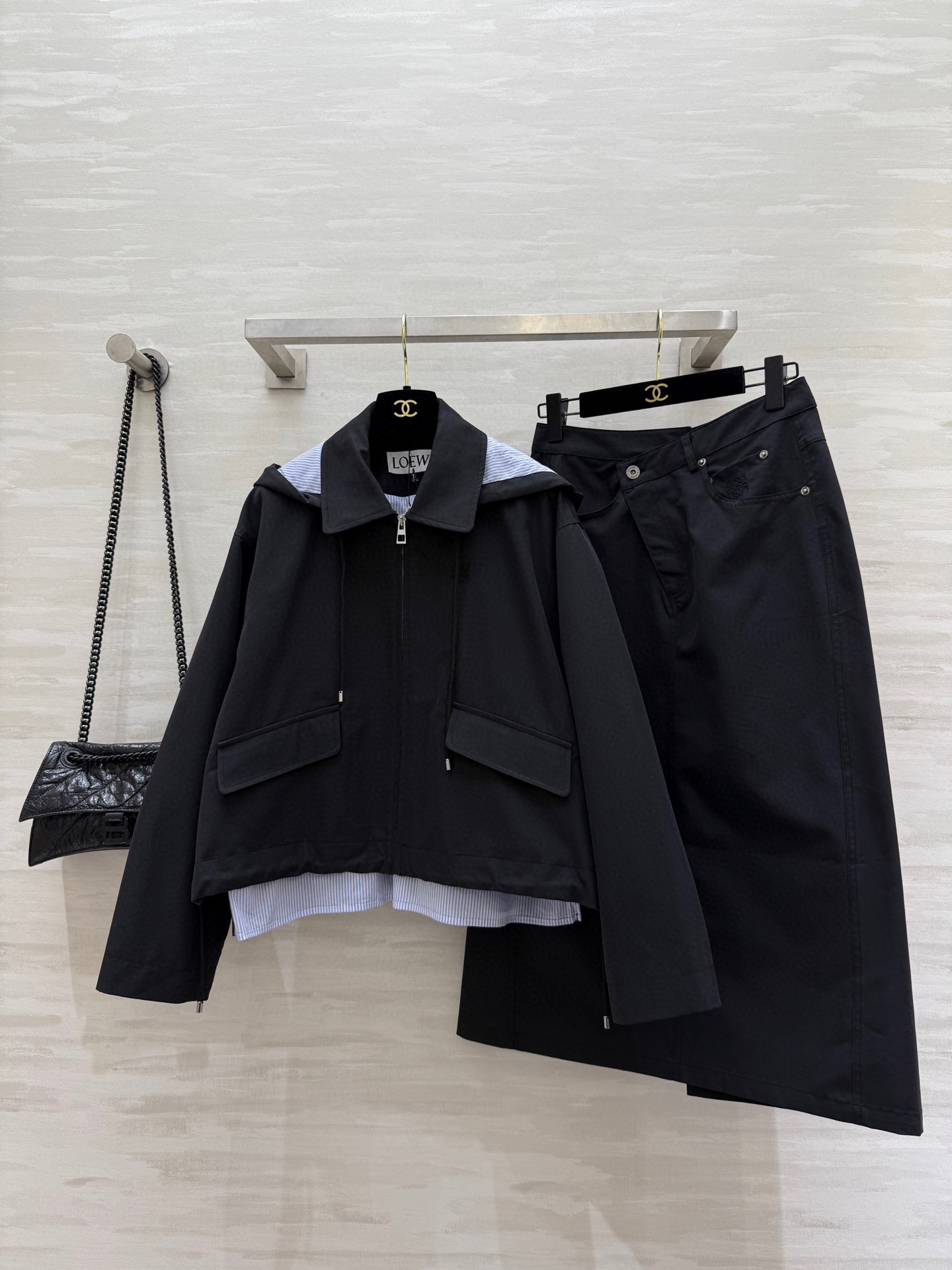 #Loew♡²⁵早秋新款 不规则剪裁设计半裙 高品质 现货来size：S/M/L（s码腰围：66，臀围：