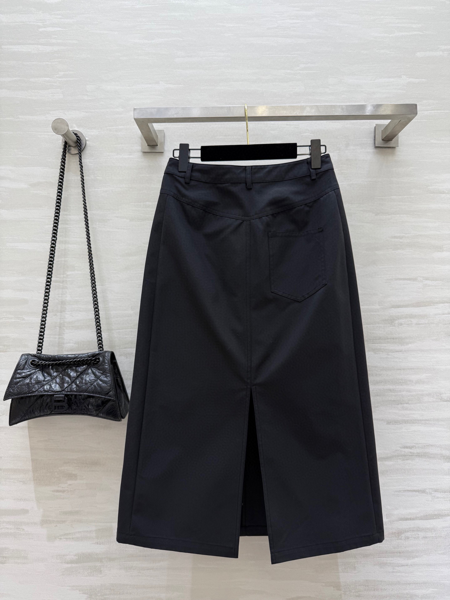 #Loew♡²⁵早秋新款 不规则剪裁设计半裙 高品质 现货来size：S/M/L（s码腰围：66，臀围：