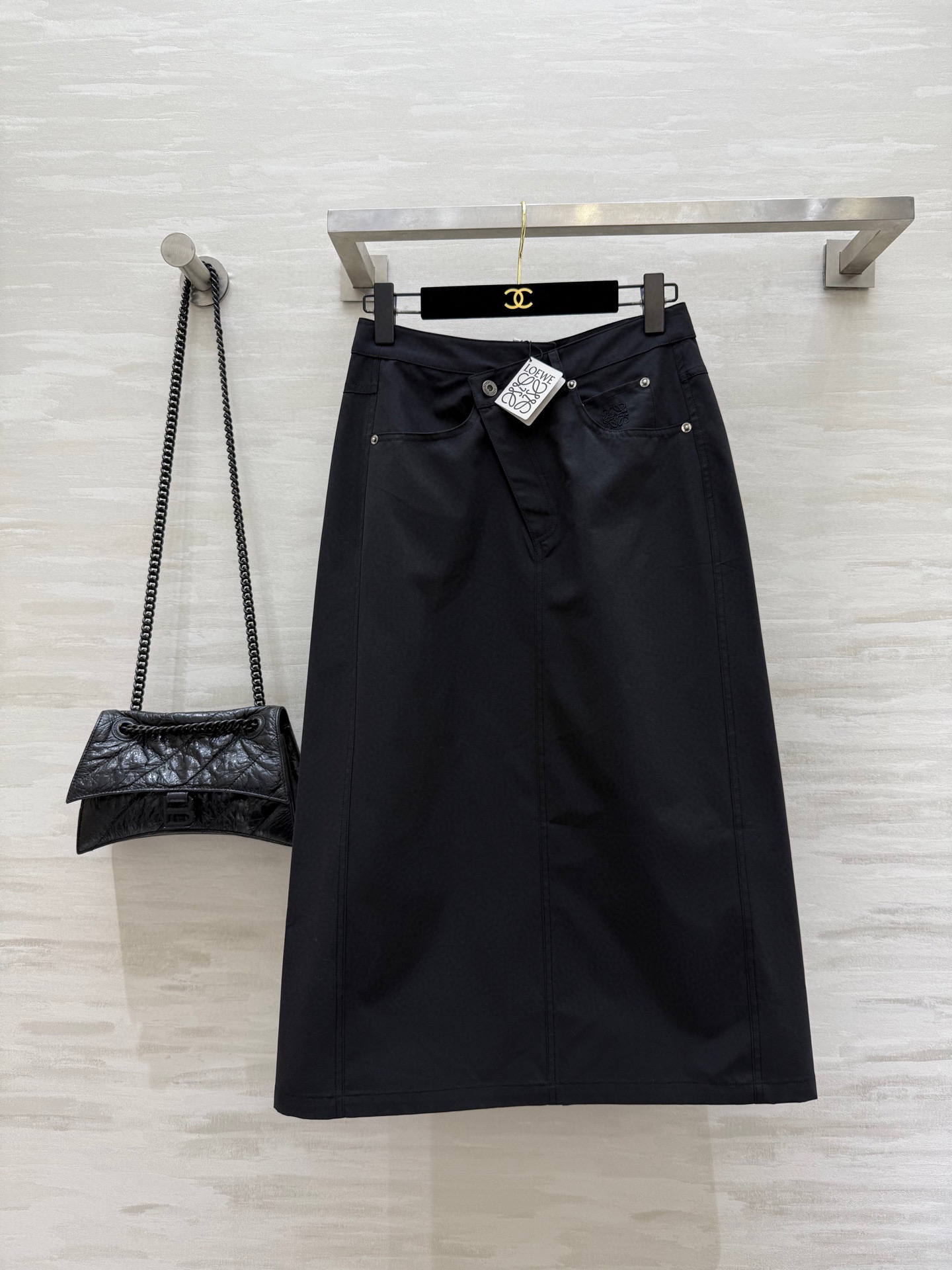 NO:588744,#Loew Early Autumn New Irregular Cut Design Skirt High Quality Ready Available SizeS/M/L (S size waist 66, hip 92, skirt length 79),,loewe,skirts,alexander wang19860909#Loew早秋新款 不规则剪裁设计半裙 高品质 现货来sizeS/M/L（s码腰围66,臀围92,裙长79）,,loewe,skirts,alexander wang,Women's clothing