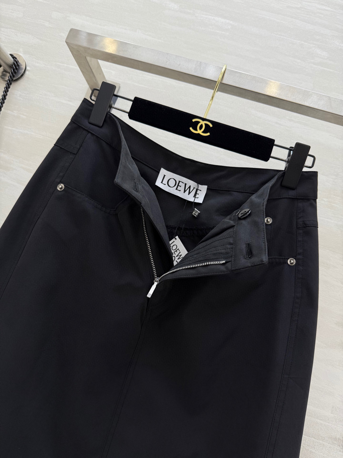 #Loew♡²⁵早秋新款 不规则剪裁设计半裙 高品质 现货来size：S/M/L（s码腰围：66，臀围：