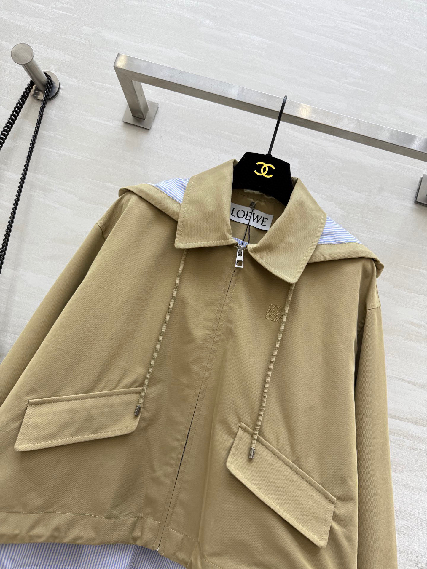 #Loew♡²⁵早秋新款 假两件设计感连帽外套 高品质定制 现货来size：S/M/L（s码肩宽：50，