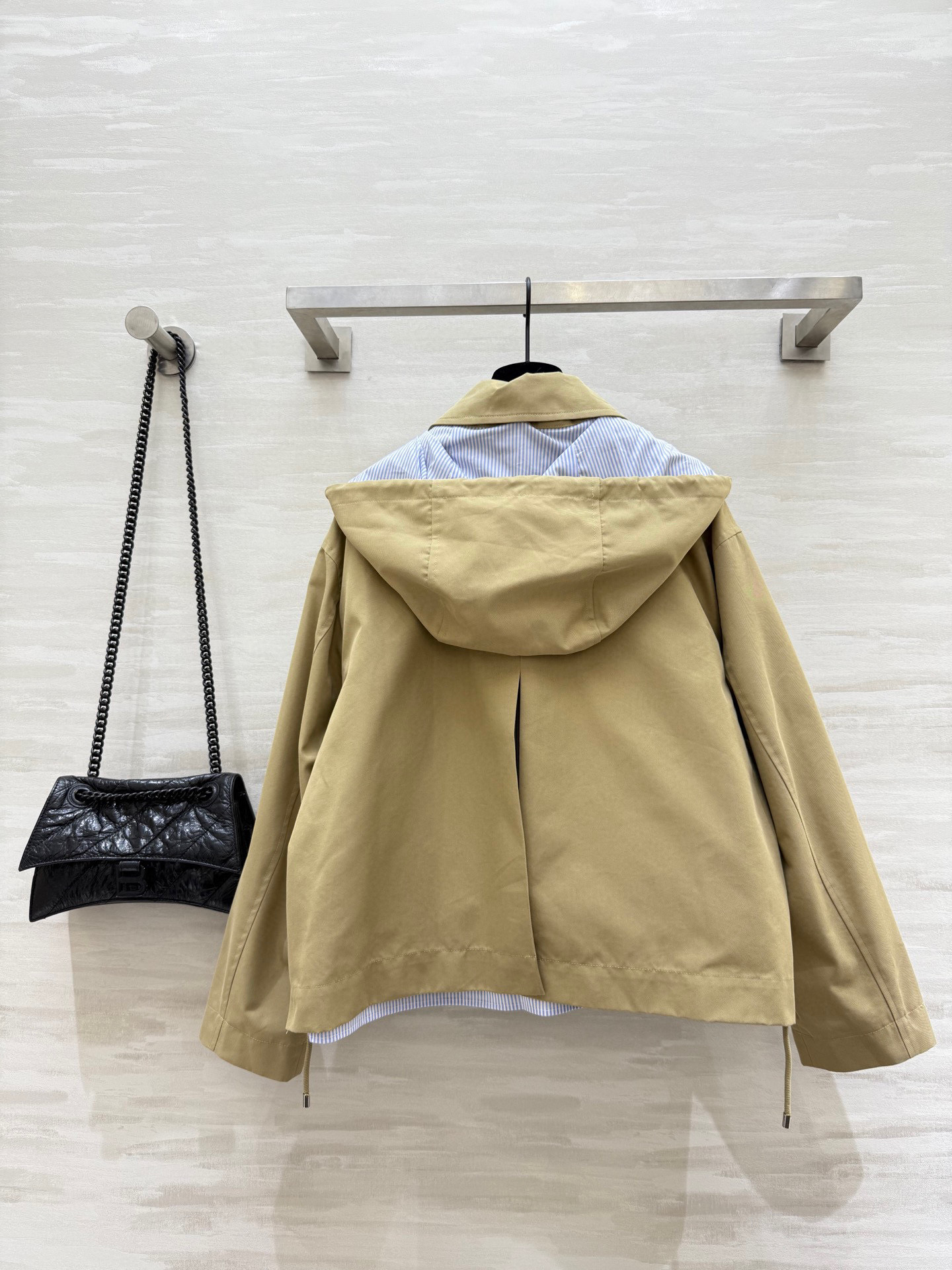 #Loew♡²⁵早秋新款 假两件设计感连帽外套 高品质定制 现货来size：S/M/L（s码肩宽：50，