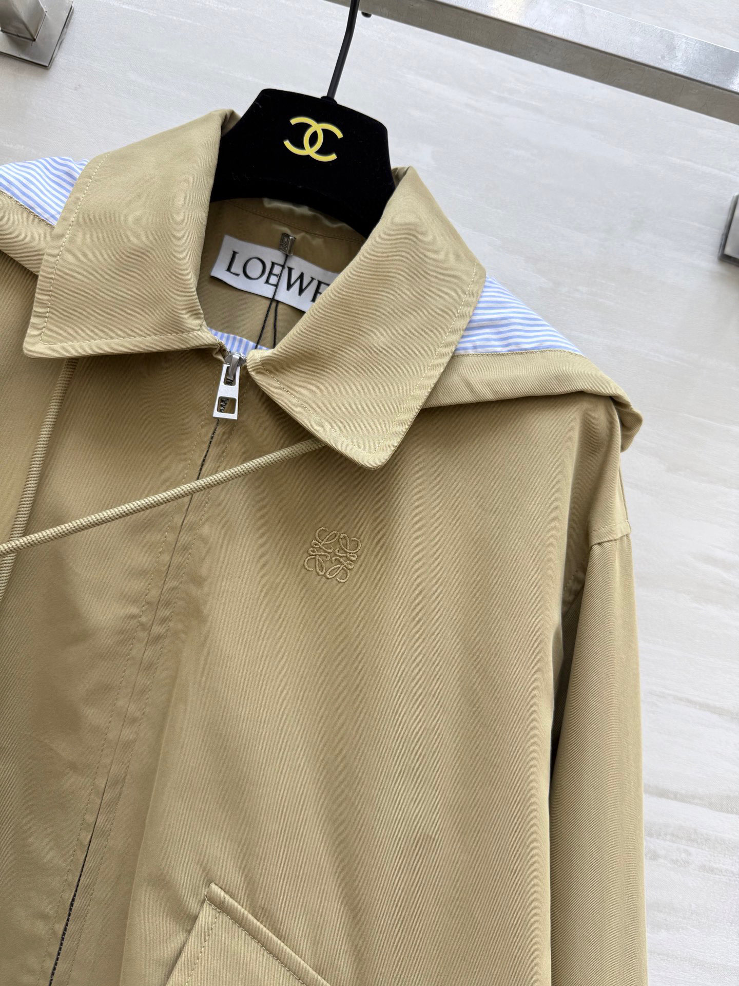 #Loew♡²⁵早秋新款 假两件设计感连帽外套 高品质定制 现货来size：S/M/L（s码肩宽：50，