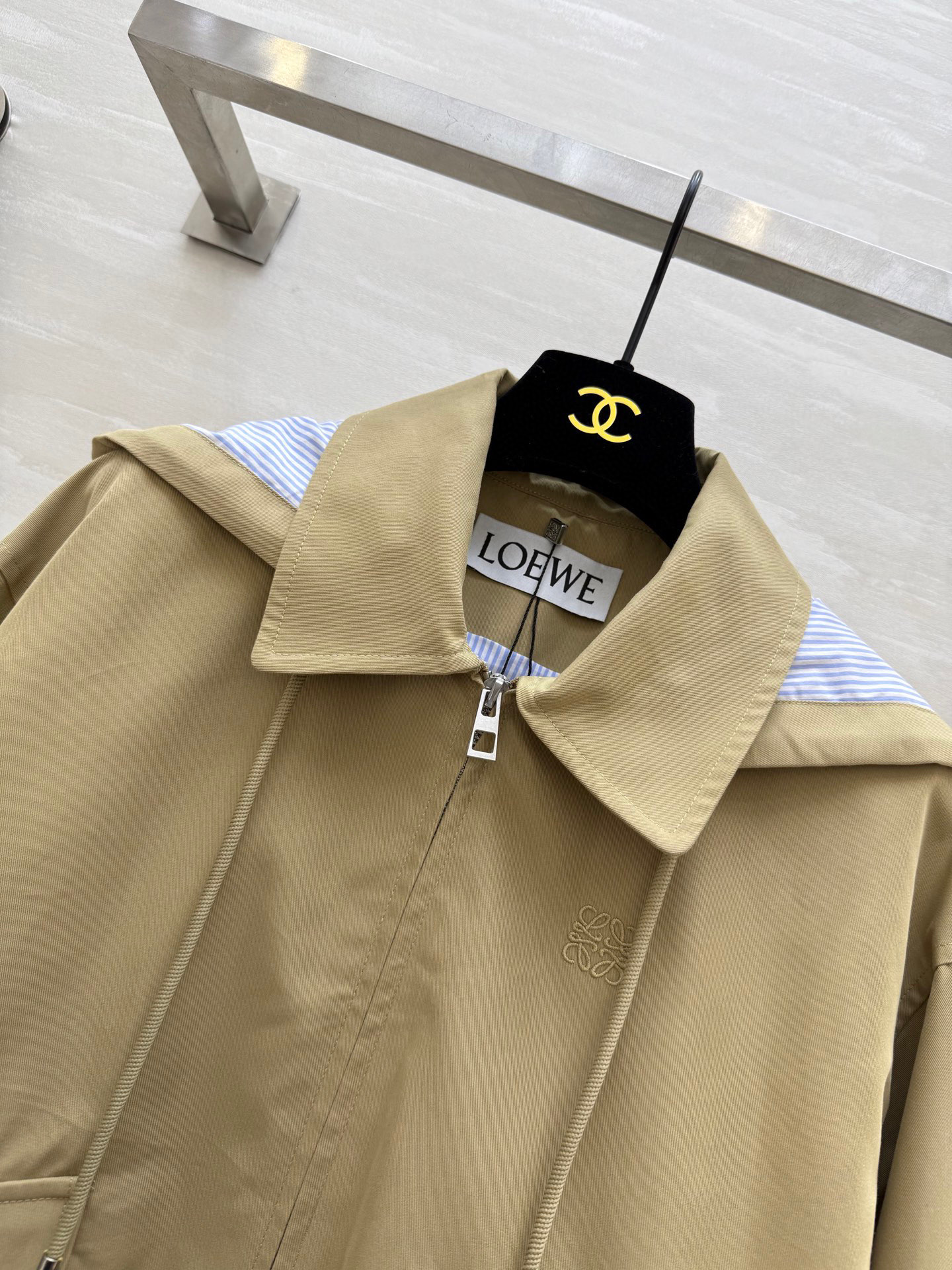 #Loew♡²⁵早秋新款 假两件设计感连帽外套 高品质定制 现货来size：S/M/L（s码肩宽：50，